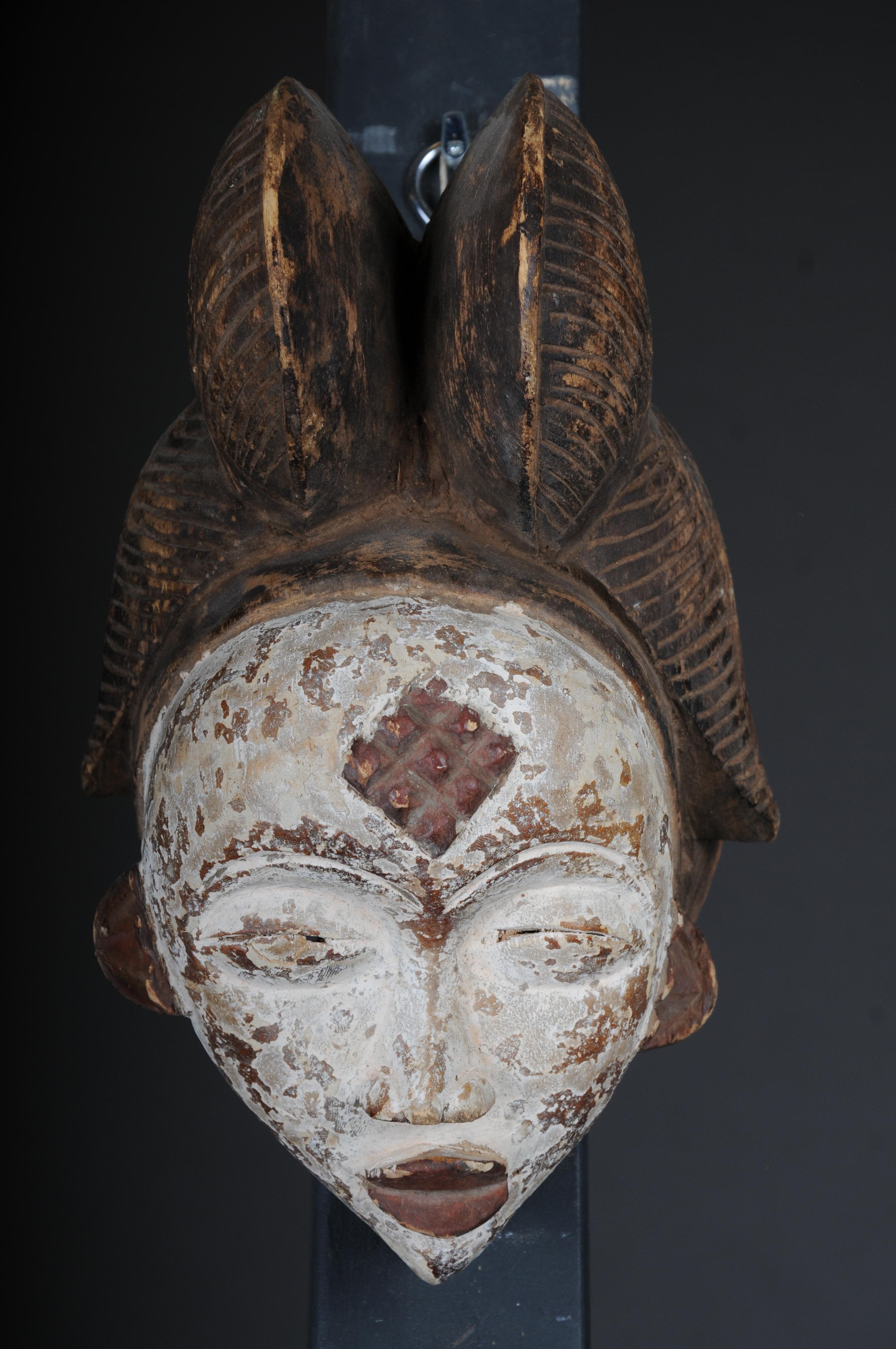 Masque facial en bois sculpté du 20e siècle, art populaire africain. Suspendu.décoratif

Bois massif, sculpté à la main, Afrique probablement 20e siècle

Le masque facial est muni d'un dispositif de suspension.

Œuvre d'art intemporelle très