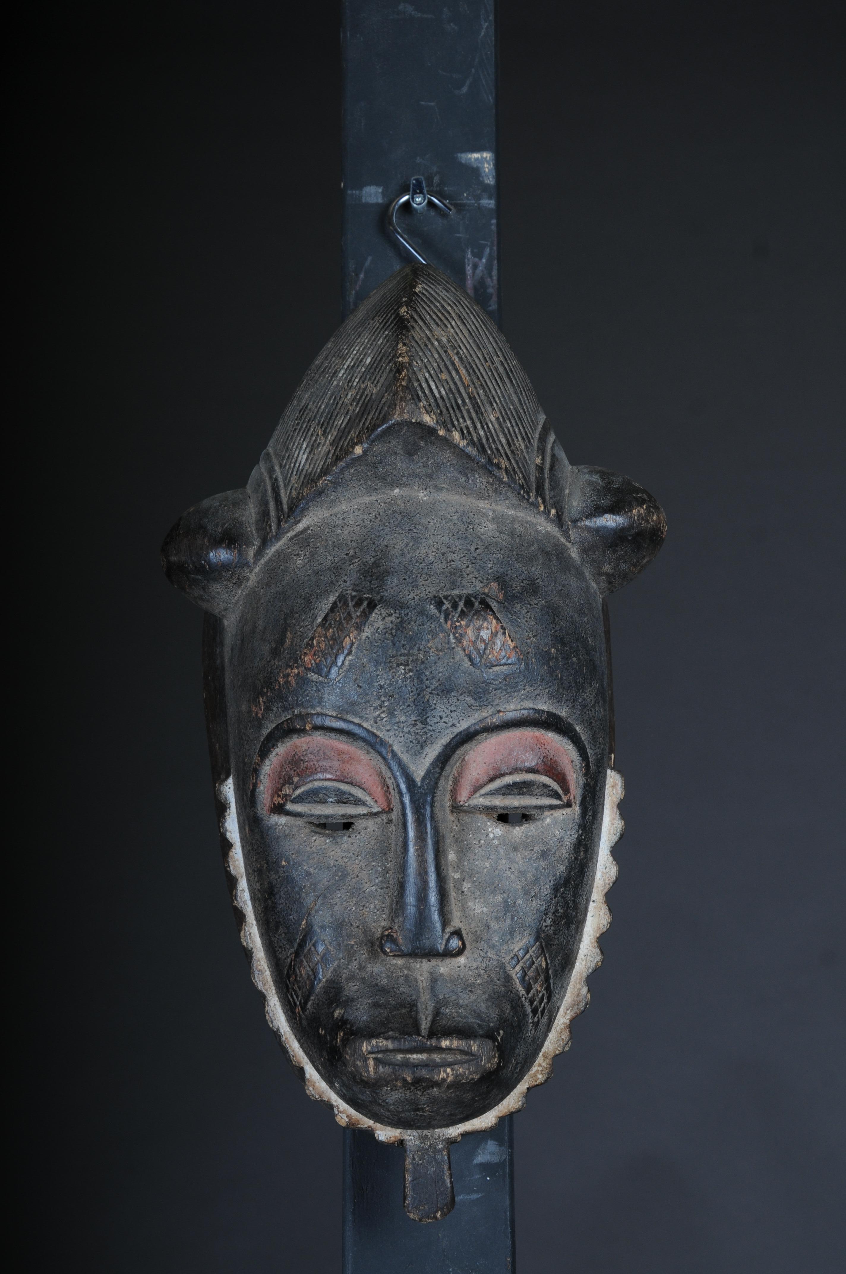 20th Century Antique Carved Wooden Face Mask, African Folk Art. Hangable.Decorative

Solid wood, hand-carved, Africa probably century

The face mask has a device for hanging.

Very decorative timeless work of art.

  Comes from a Berlin private