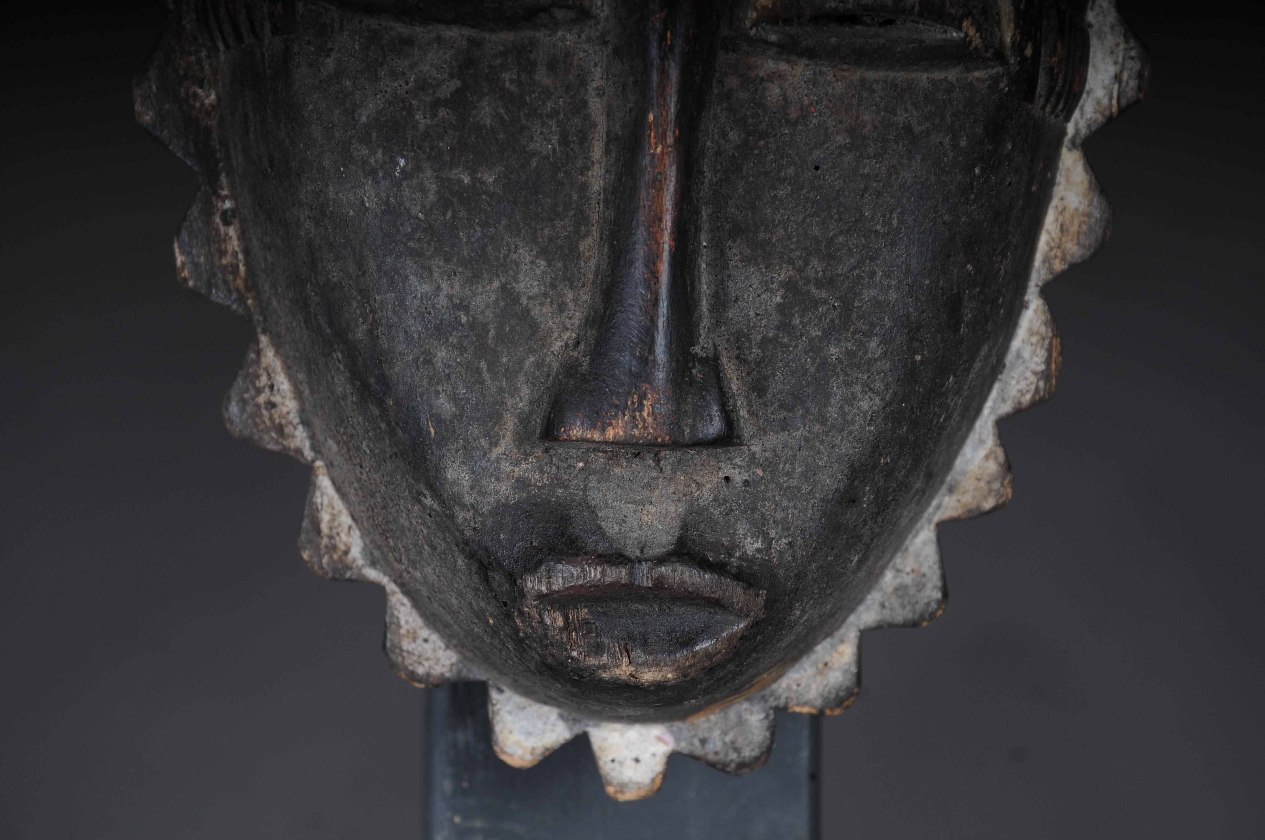 Africain Masque facial en bois sculpté du 20e siècle, art populaire africain. Décoratif à suspendre en vente