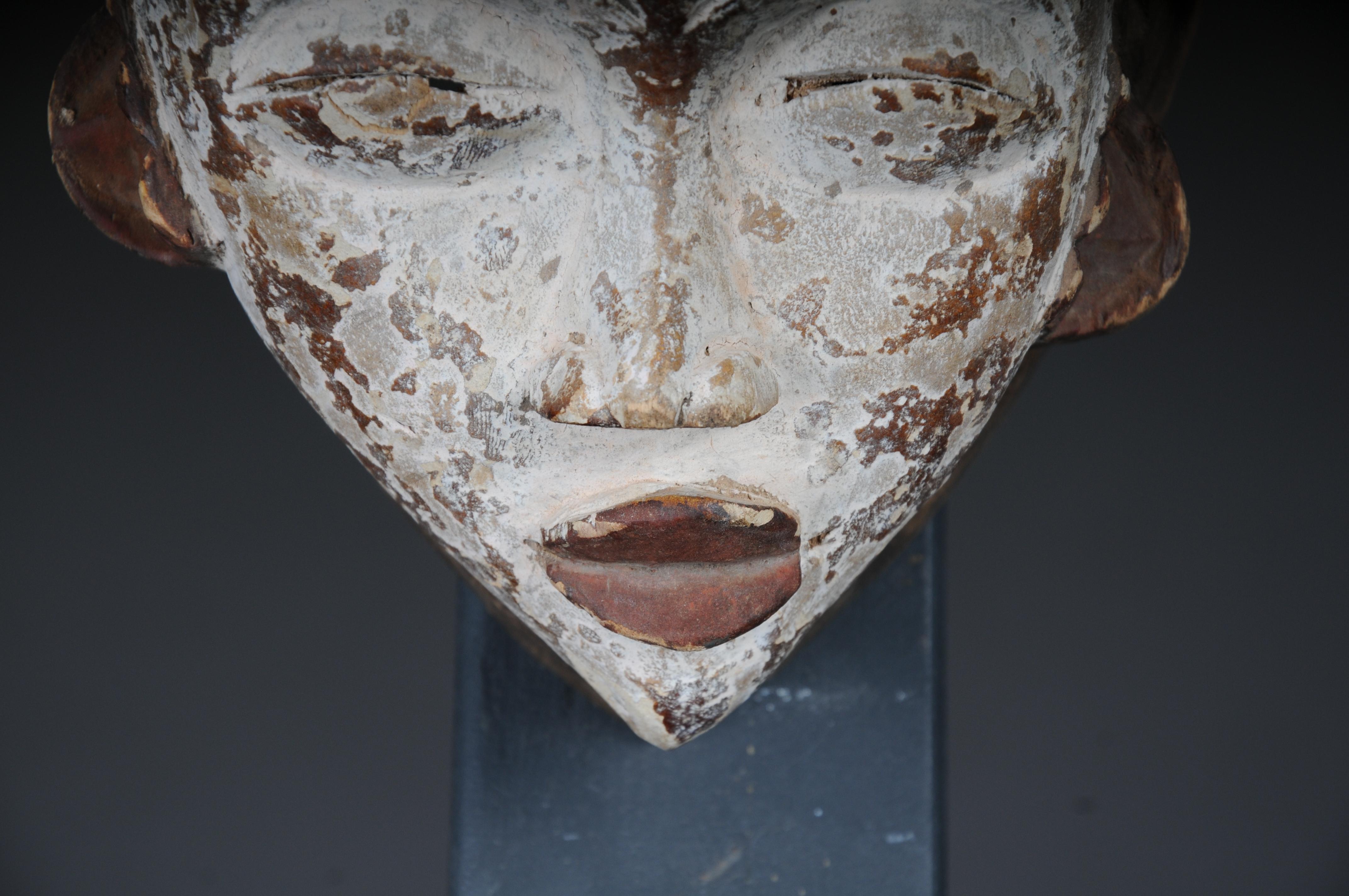 Antike geschnitzte Holzmaske des 20. Jahrhunderts, afrikanische Volkskunst. Aufhängbar.Dekorativ (Afrikanisch) im Angebot