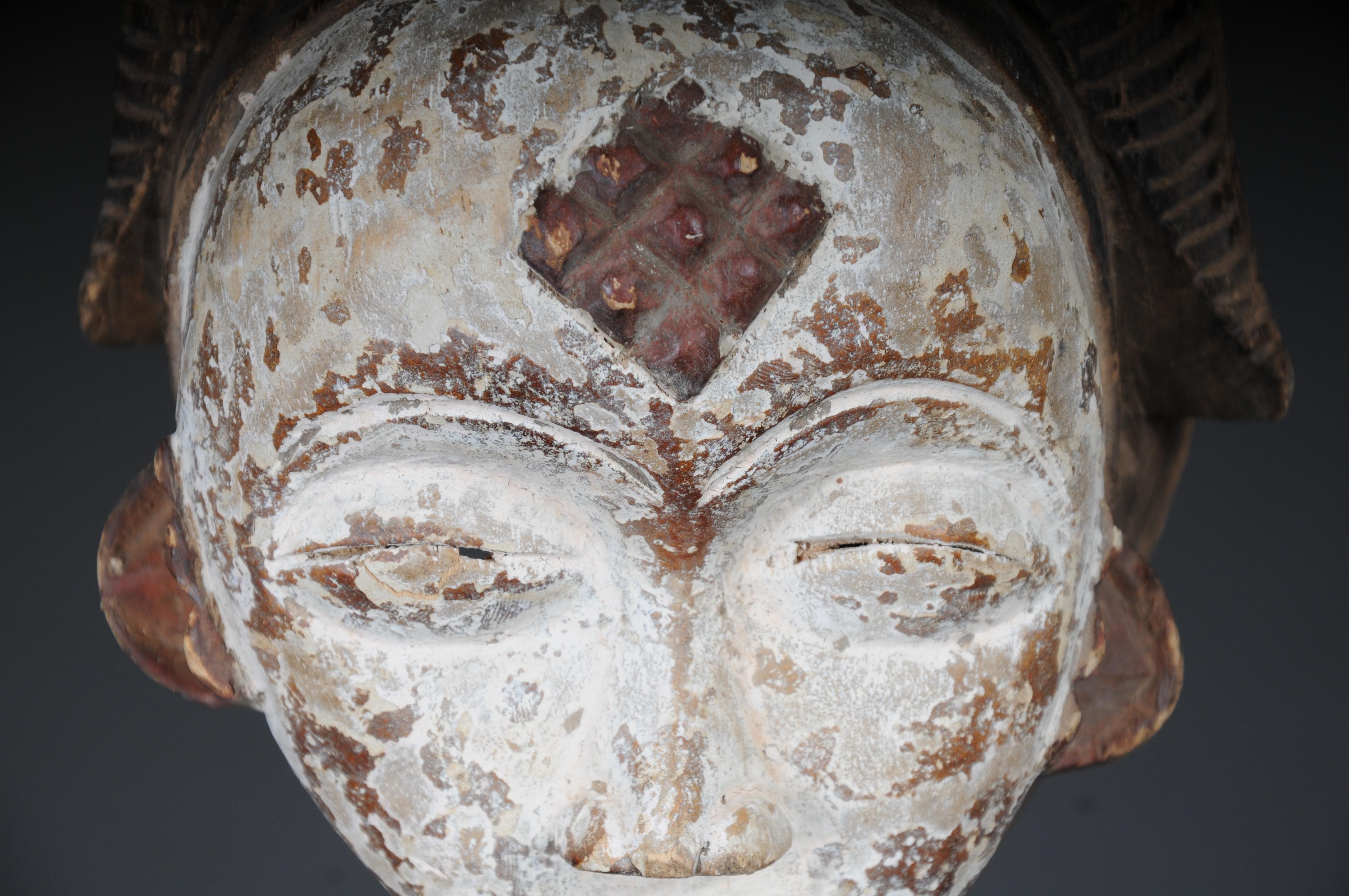 Sculpté à la main Masque facial en bois sculpté du 20e siècle, art populaire africain. Décoratif à suspendre en vente