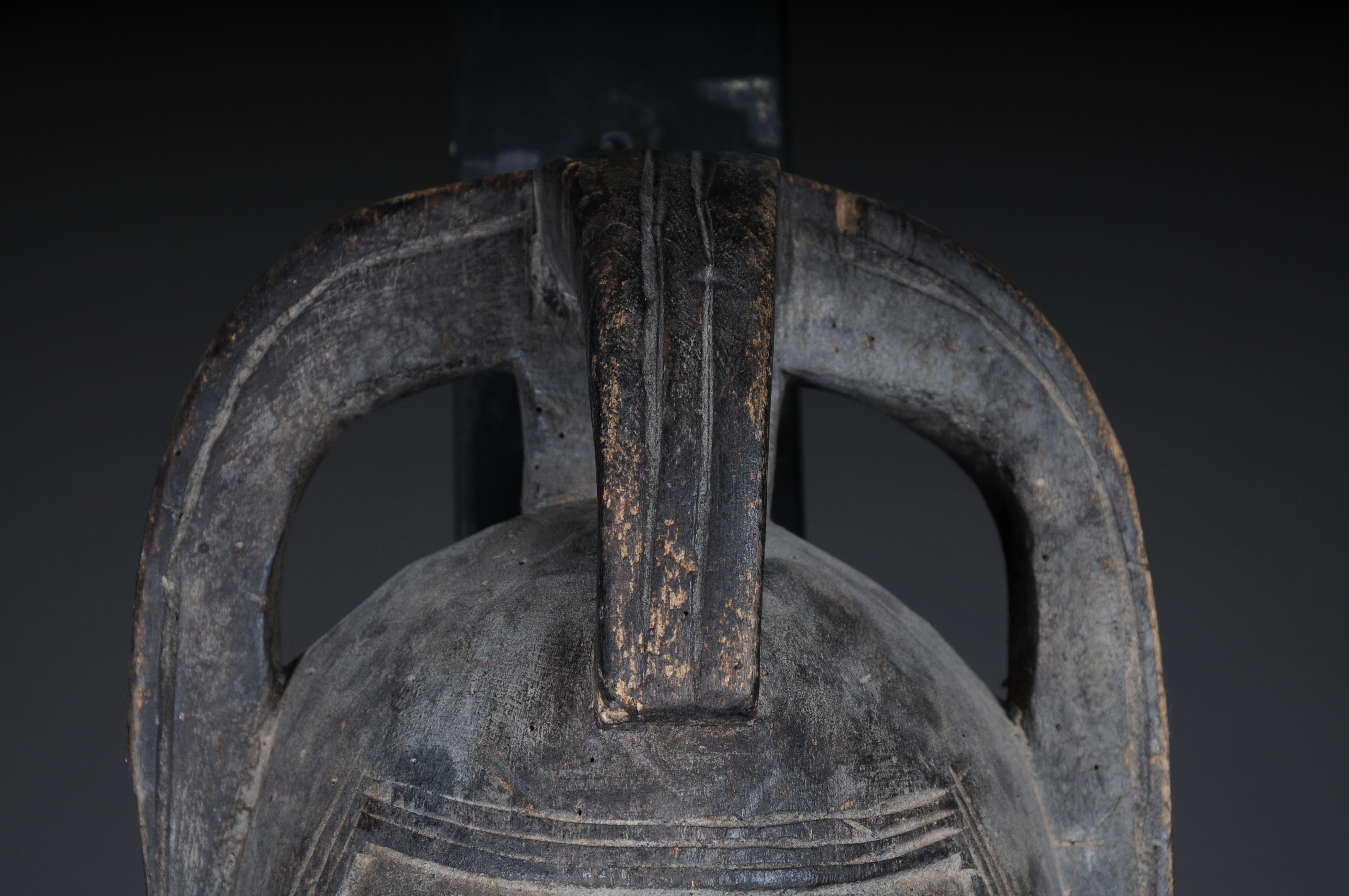 Antike geschnitzte Holzmaske des 20. Jahrhunderts, afrikanische Volkskunst. Aufhängbar.Dekorativ (Afrikanisch) im Angebot