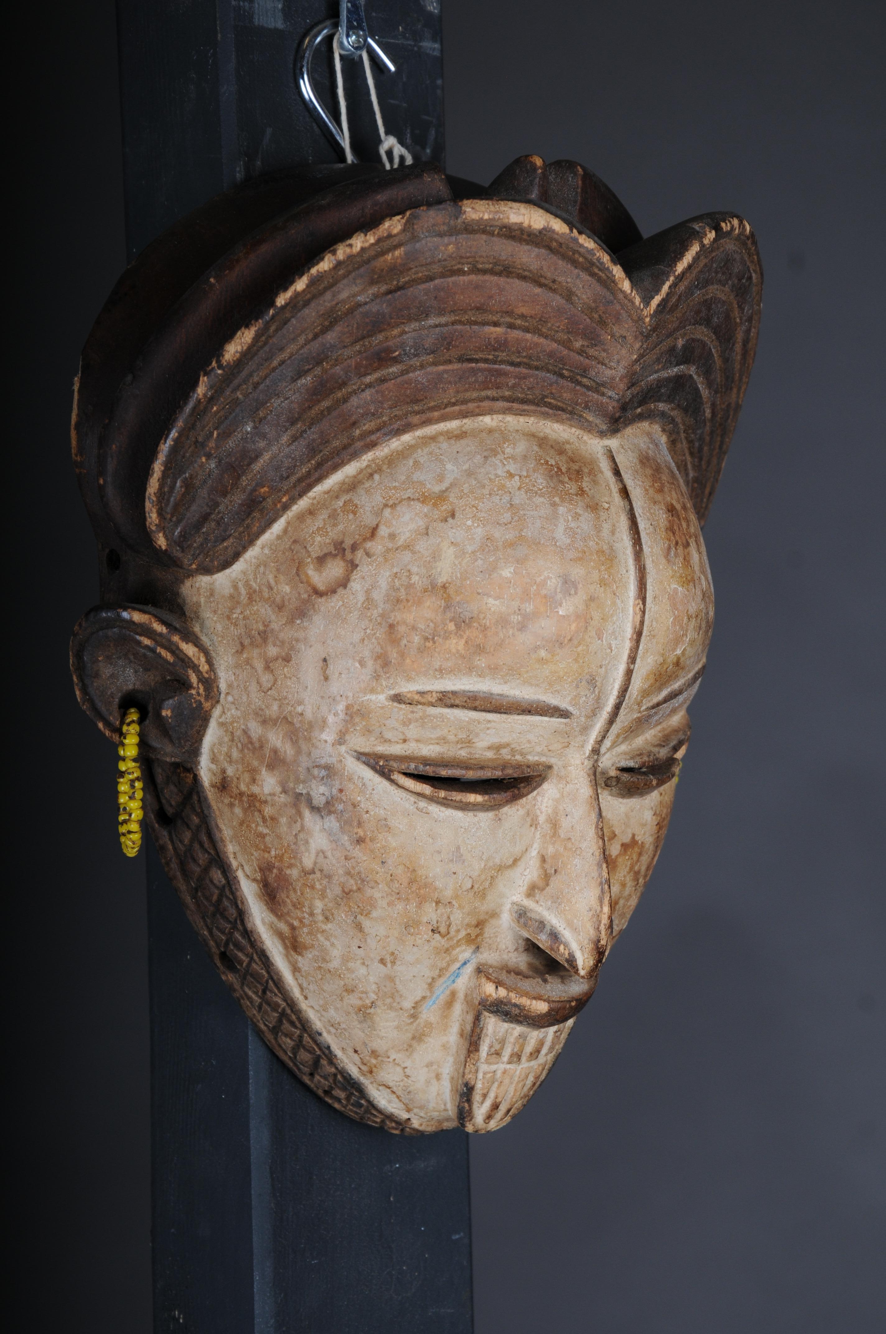 Antike geschnitzte Holzmaske des 20. Jahrhunderts, afrikanische Volkskunst. Aufhängbar.Dekorativ (Handgeschnitzt) im Angebot