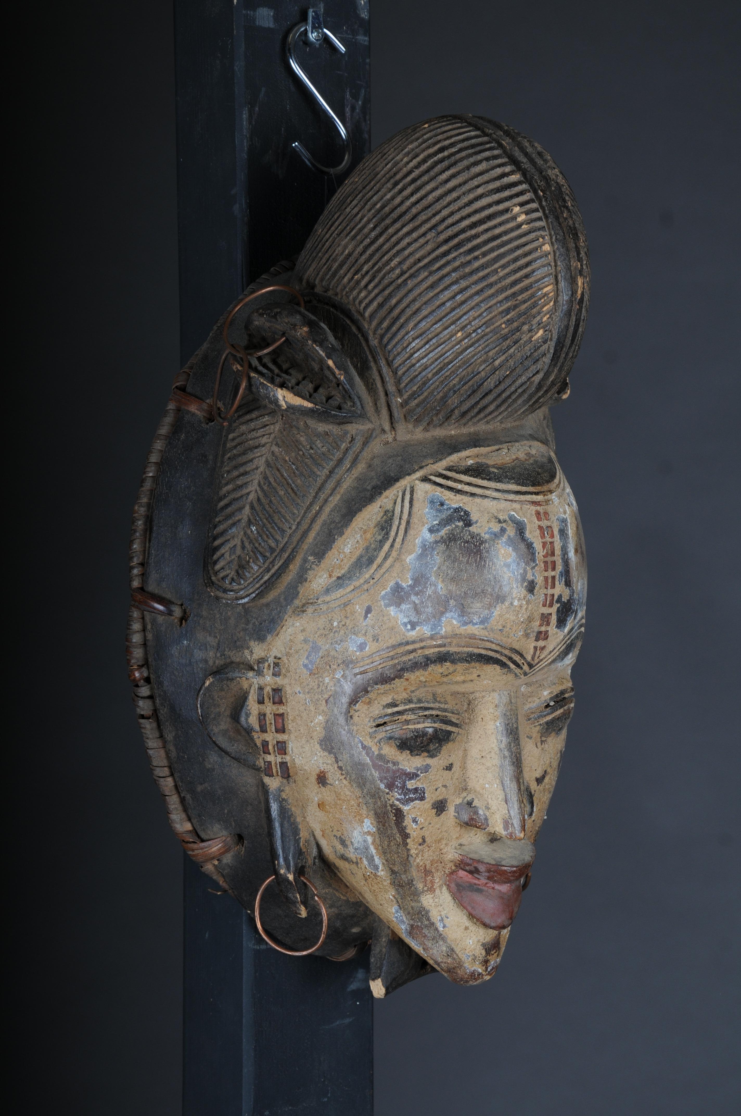 Antike geschnitzte Holzmaske des 20. Jahrhunderts, afrikanische Volkskunst. Aufhängbar.Dekorativ im Angebot 1