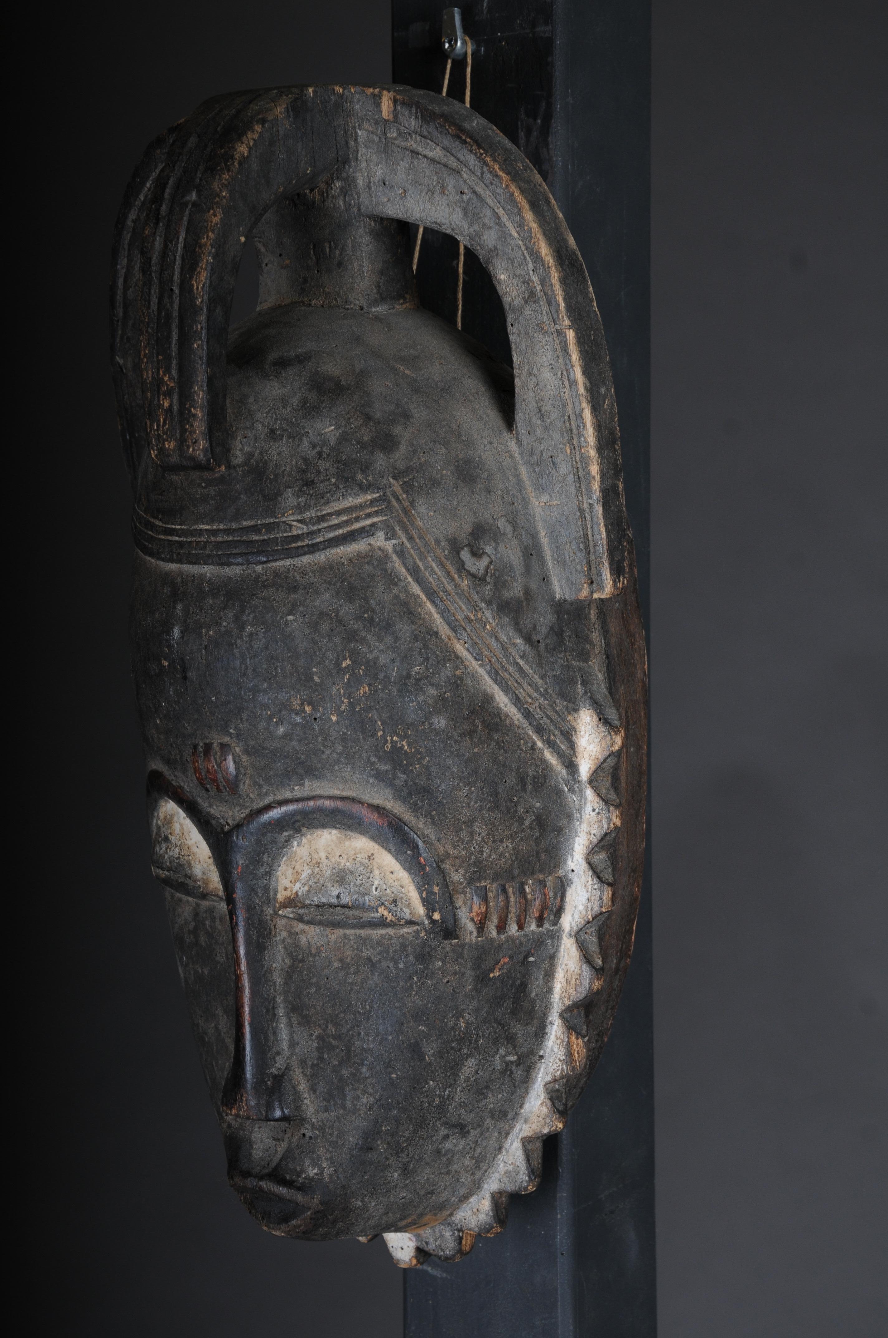 Antike geschnitzte Holzmaske des 20. Jahrhunderts, afrikanische Volkskunst. Aufhängbar.Dekorativ im Zustand „Gut“ im Angebot in Berlin, DE
