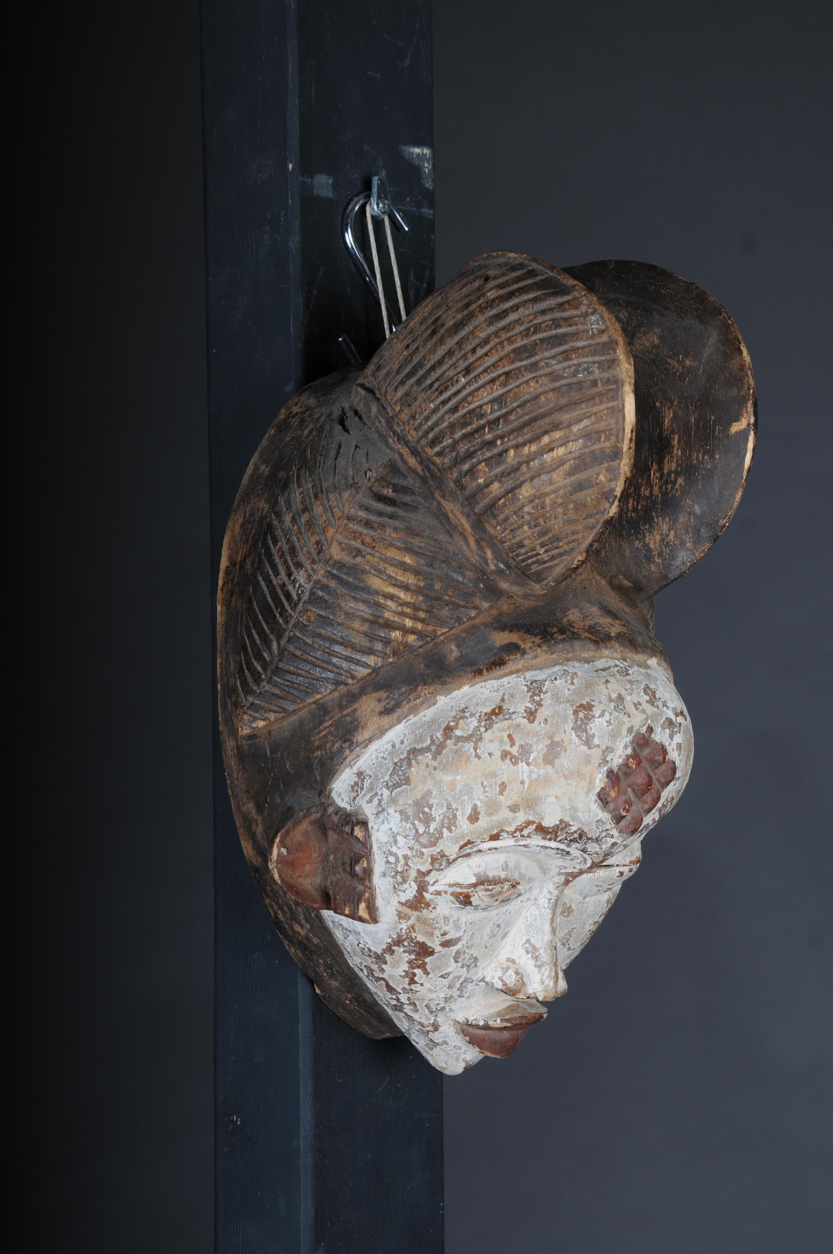 Antike geschnitzte Holzmaske des 20. Jahrhunderts, afrikanische Volkskunst. Aufhängbar.Dekorativ im Angebot 2