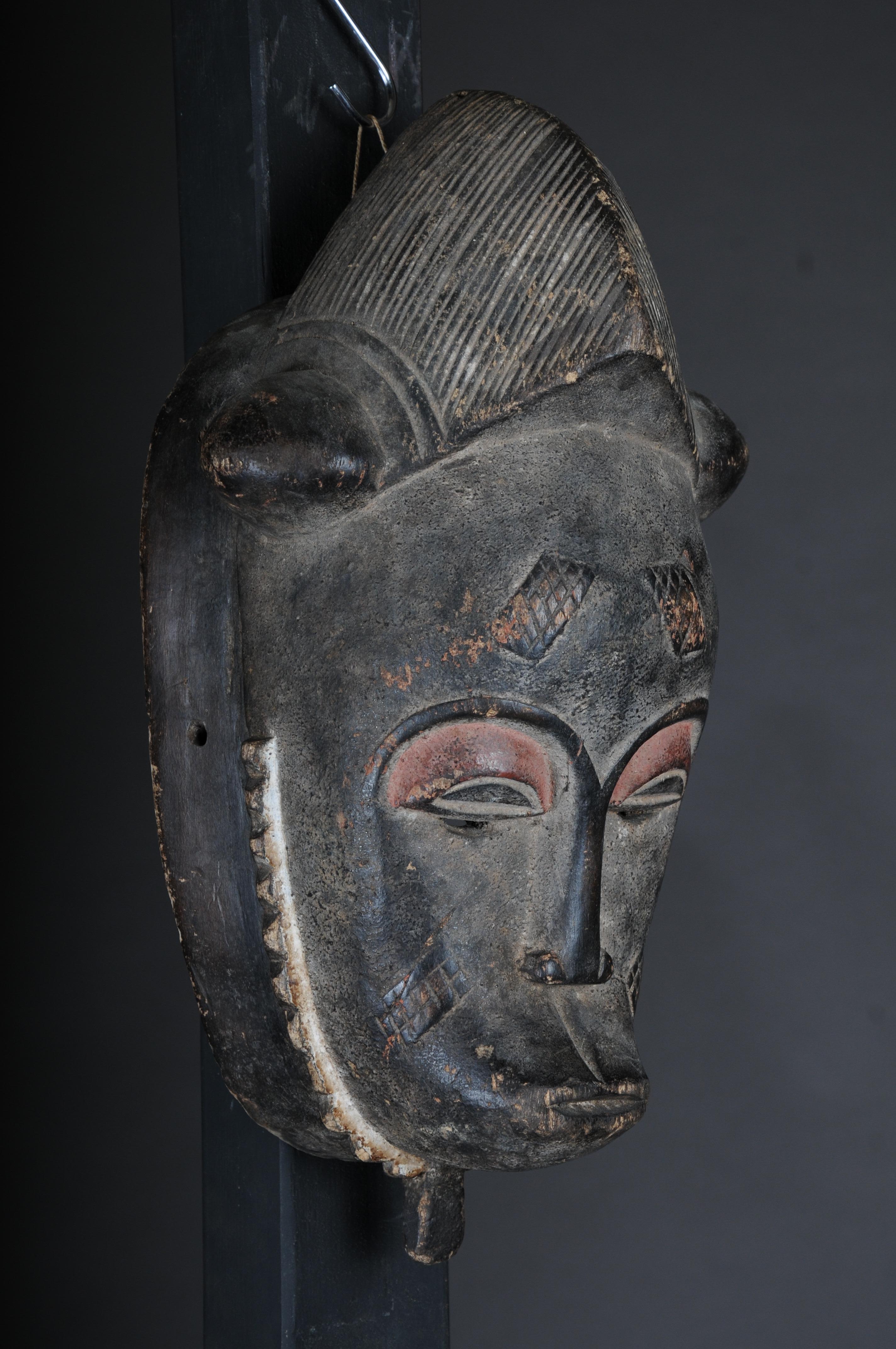 20th Century Antique Carved Wooden Face Mask, African Folk Art. Hangable.Decorat In Good Condition For Sale In Berlin, DE
