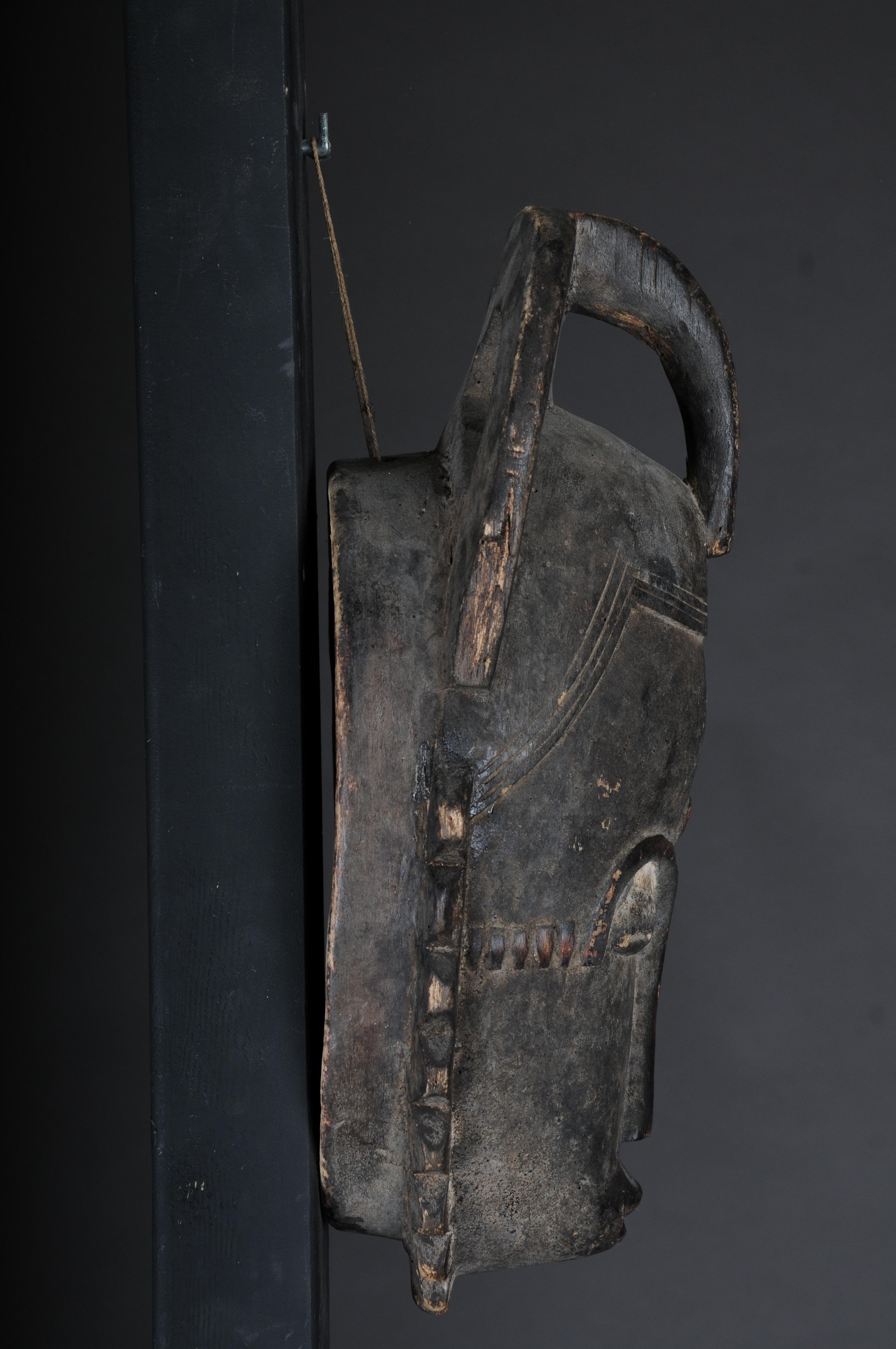 Antike geschnitzte Holzmaske des 20. Jahrhunderts, afrikanische Volkskunst. Aufhängbar.Dekorativ im Angebot 1