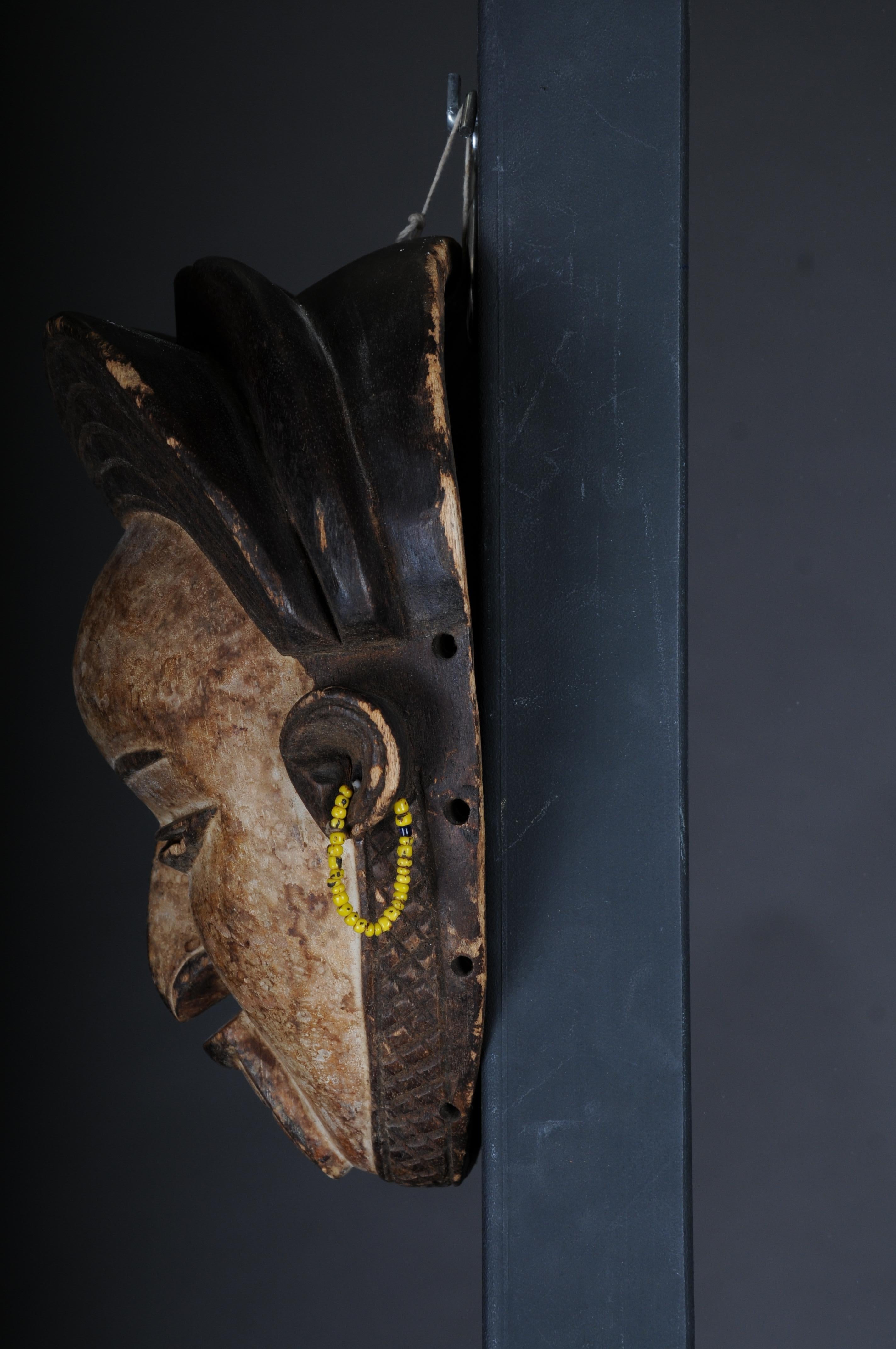 Antike geschnitzte Holzmaske des 20. Jahrhunderts, afrikanische Volkskunst. Aufhängbar.Dekorativ im Angebot 2