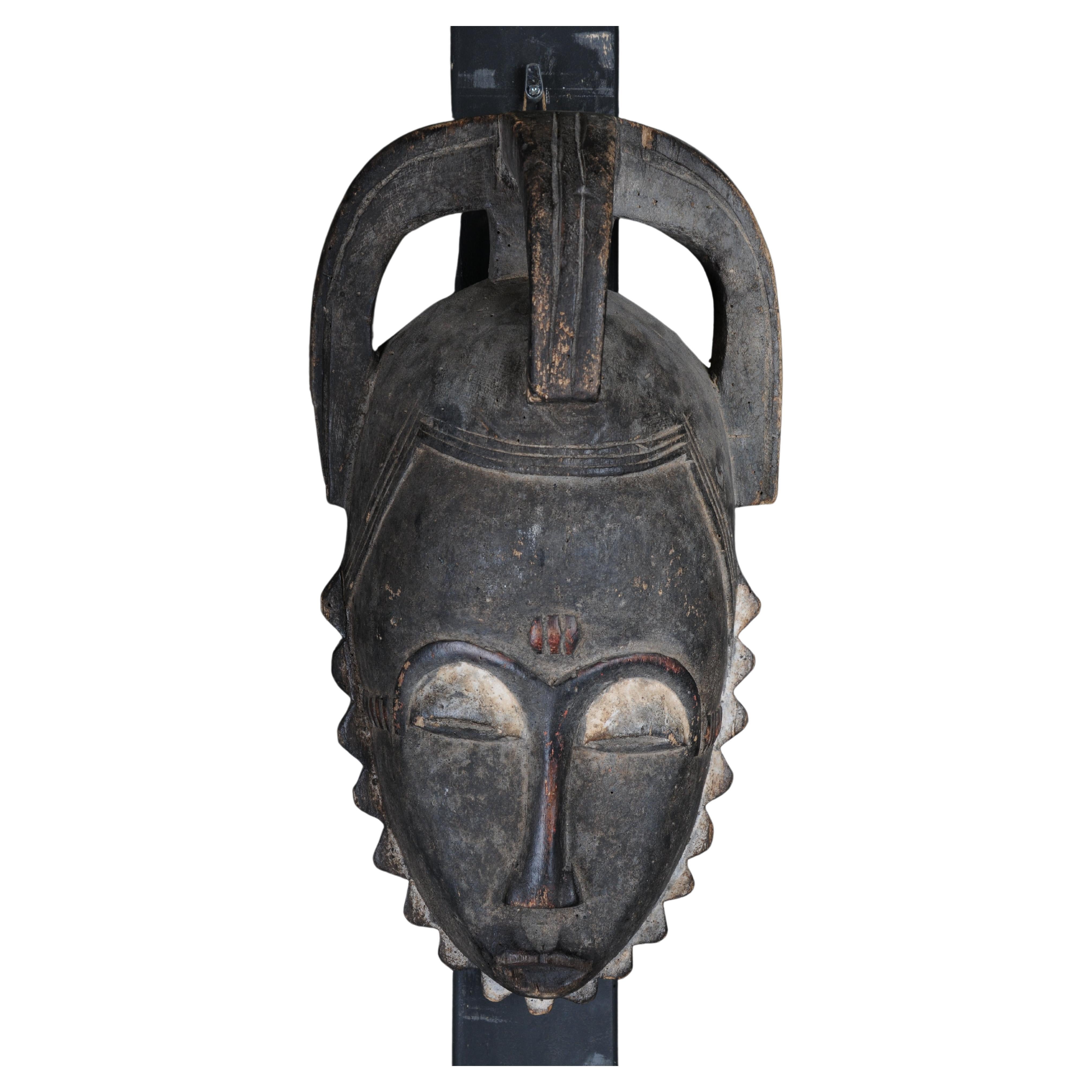 Masque facial en bois sculpté du 20e siècle, art populaire africain. Décoratif à suspendre en vente