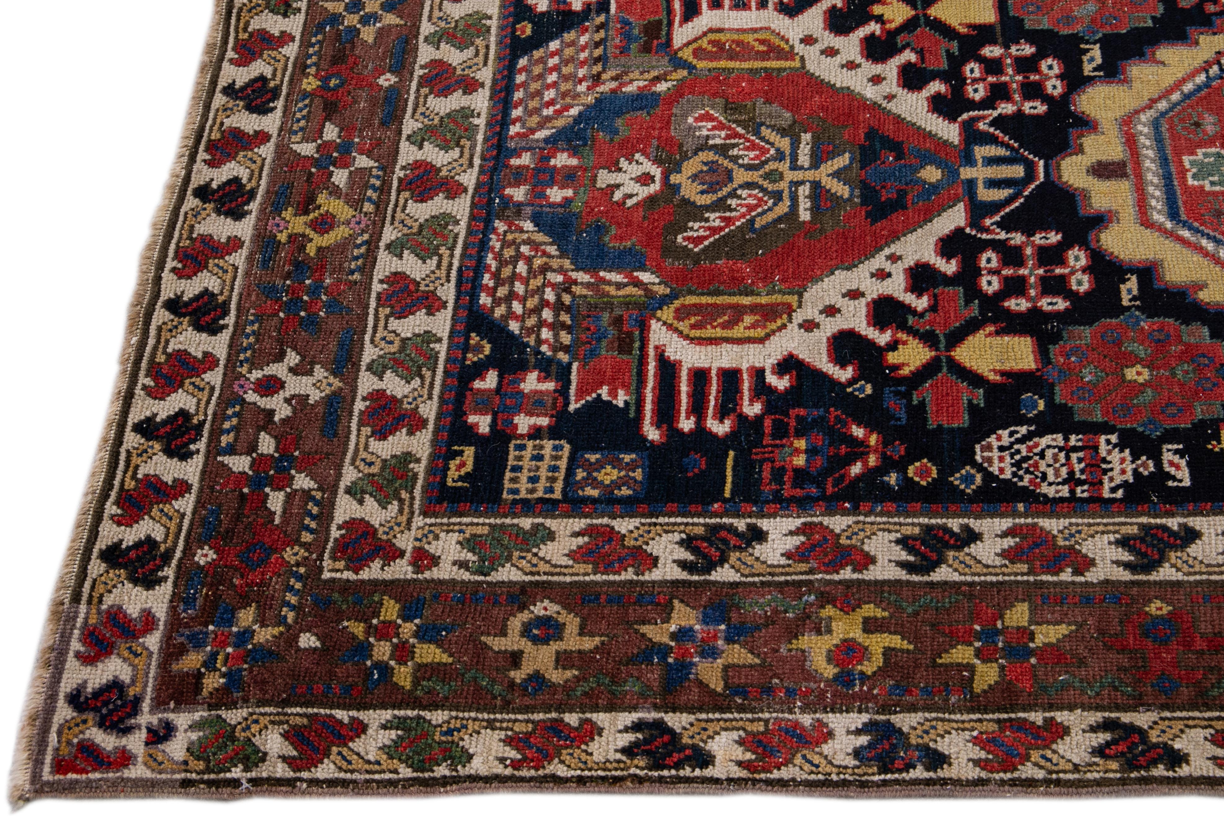Azerbaïdjanais Antiquités du 20e siècle Caucasiennes  Tapis de course en laine bleu Kazak à motifs multicolores en vente