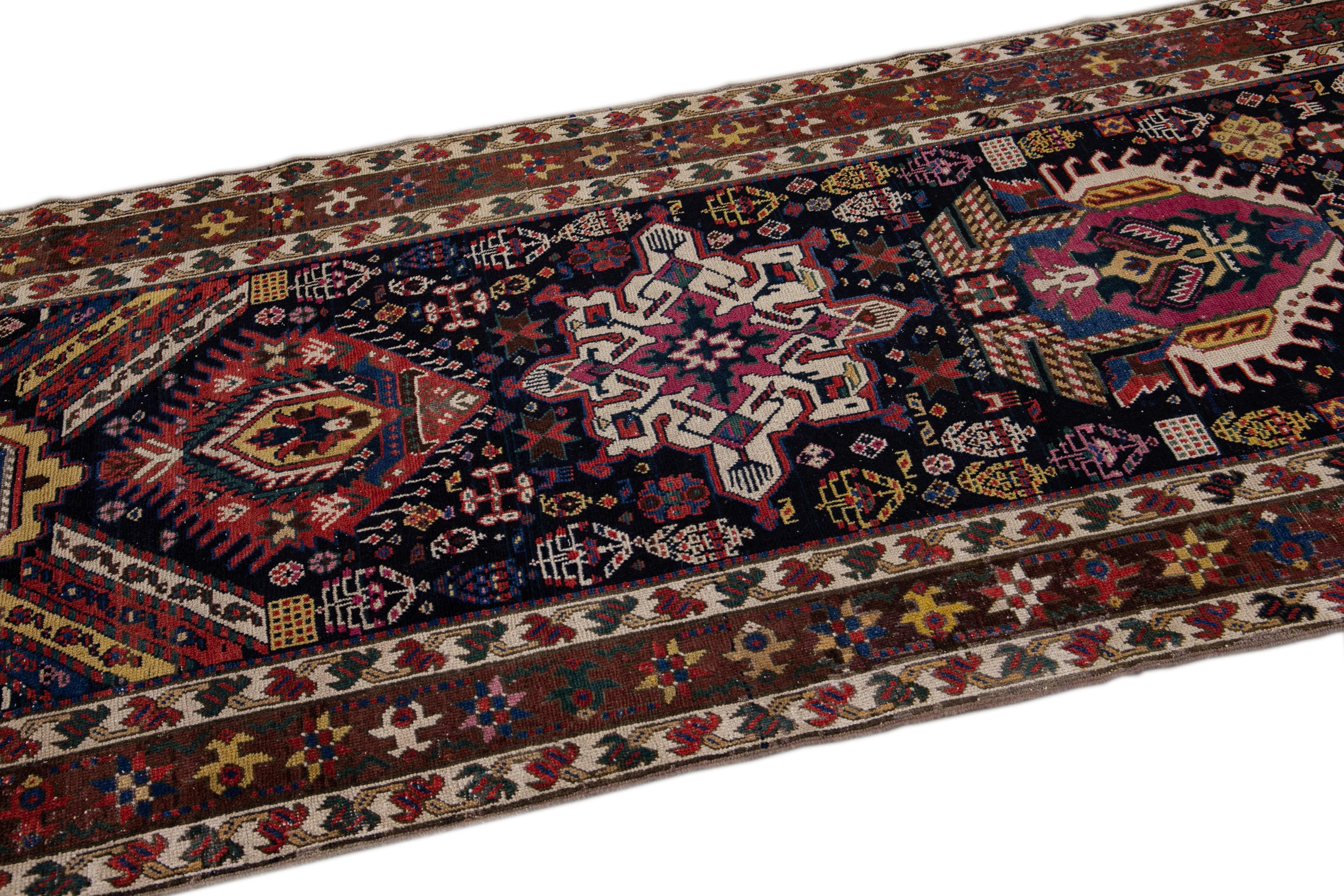 Laine Antiquités du 20e siècle Caucasiennes  Tapis de course en laine bleu Kazak à motifs multicolores en vente