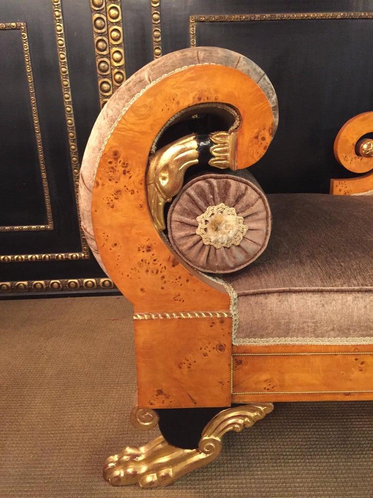 Inglese Antico salotto impero del 20° secolo con chaise longue a forma di cigno Birdseye in acero in vendita