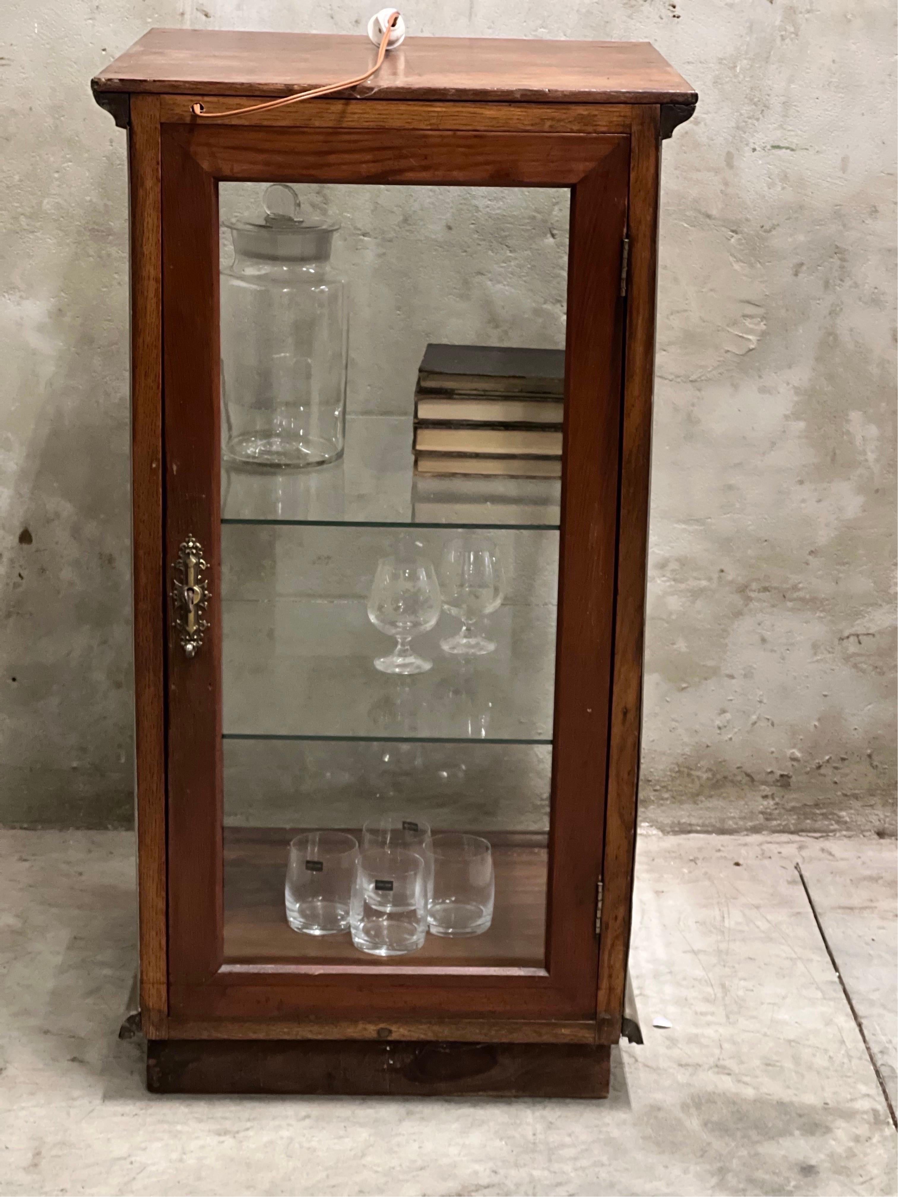 Very rare antique counter display case made by A Vorndran from Frankfurt Am Main around 1900. Superb craftsmanship with nickel-plated metal on wood. Front emblem in brass and 2 thick glass shelves with some chips but still fine.

The old glass at