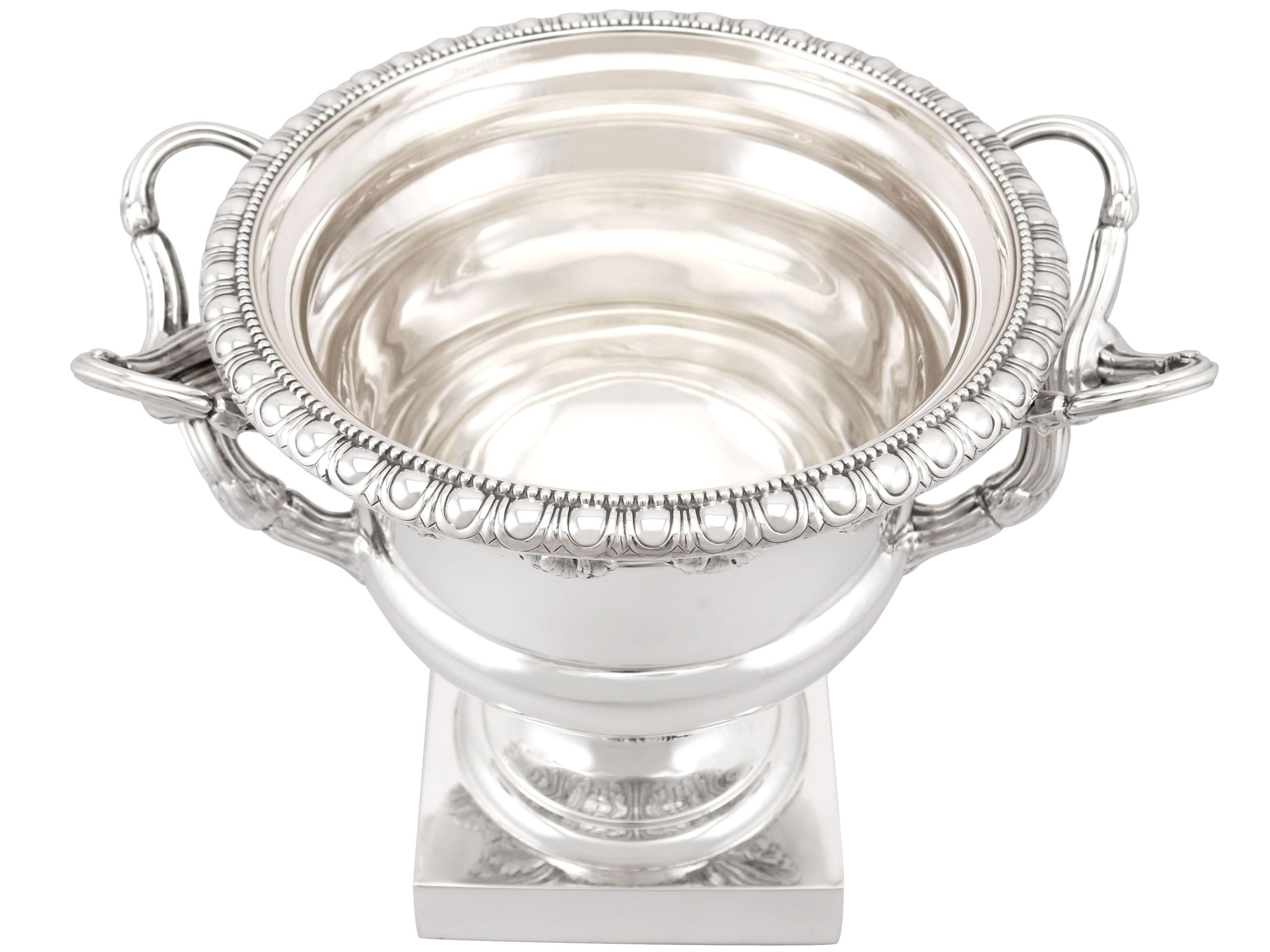 An exceptional, fine and impressive antique Edwardian English sterling silver Warwick style vase; an addition to our silver presentation collection

This exceptional antique Edwardian sterling silver Warwick style vase has a Campania shaped form