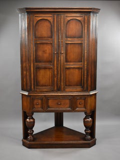 Antiker englischer Eckschrank im Jacobean-Stil des 20. Jahrhunderts von Liberty & Co.