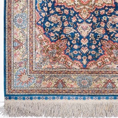 Tapis en soie à motifs floraux anciens du XXe siècle