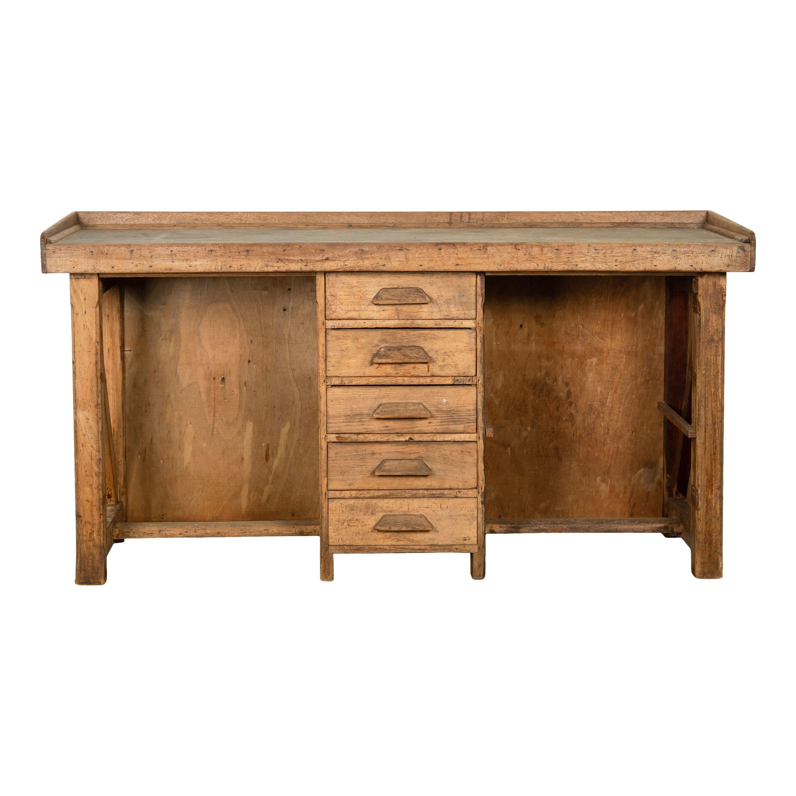 Bancone vintage in legno grezzo con cassetti. Questo bancone d'epoca ha un design semplice e vintage sulla parte anteriore e il retro è cavo su entrambi i lati. Sul retro ci sono 5 piccoli cassetti con semplici tiretti, un'aggiunta perfetta per