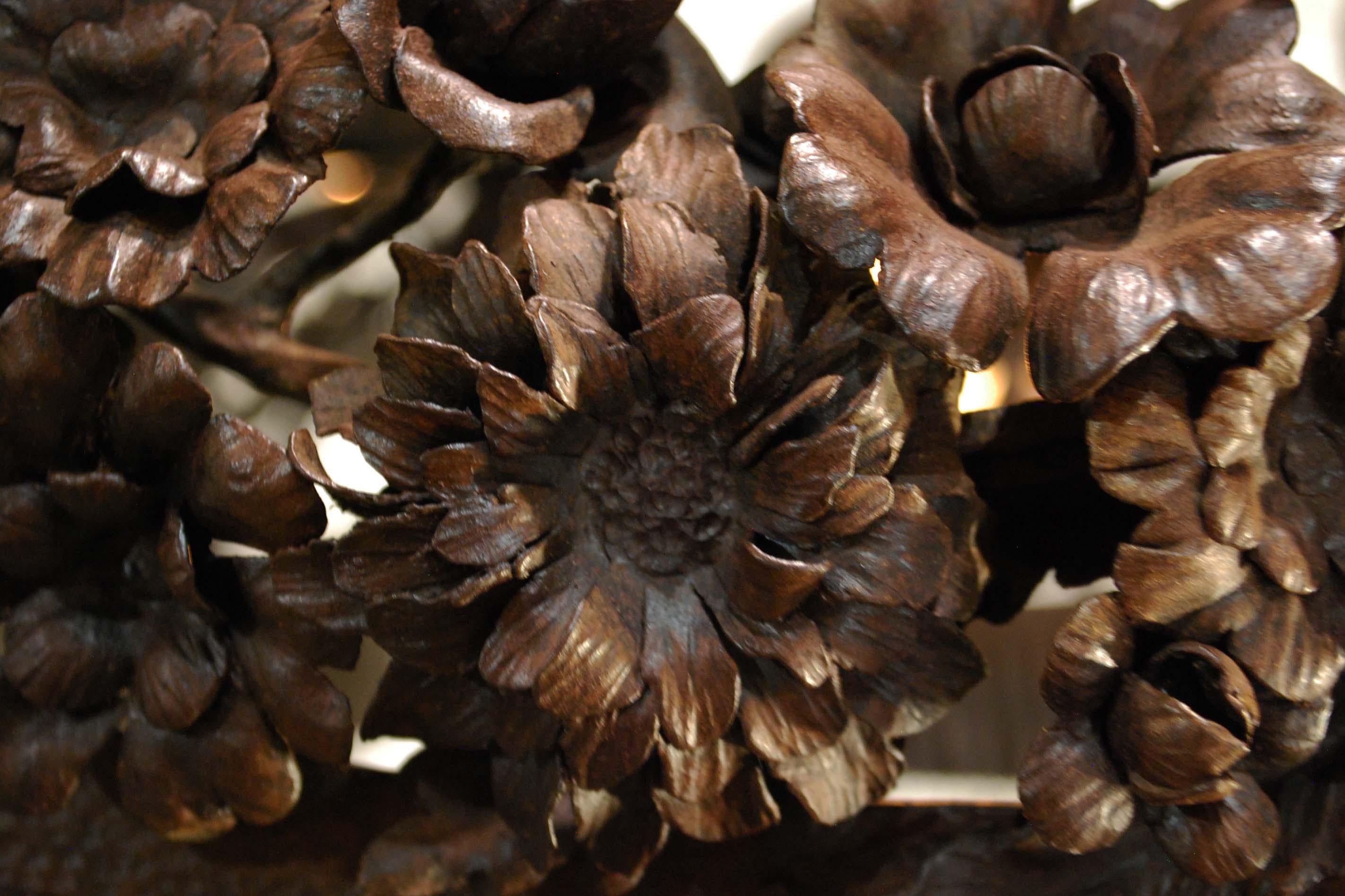 Martelé Lustre français ancien en fer forgé du XXe siècle avec feuilles et fleurs en vente