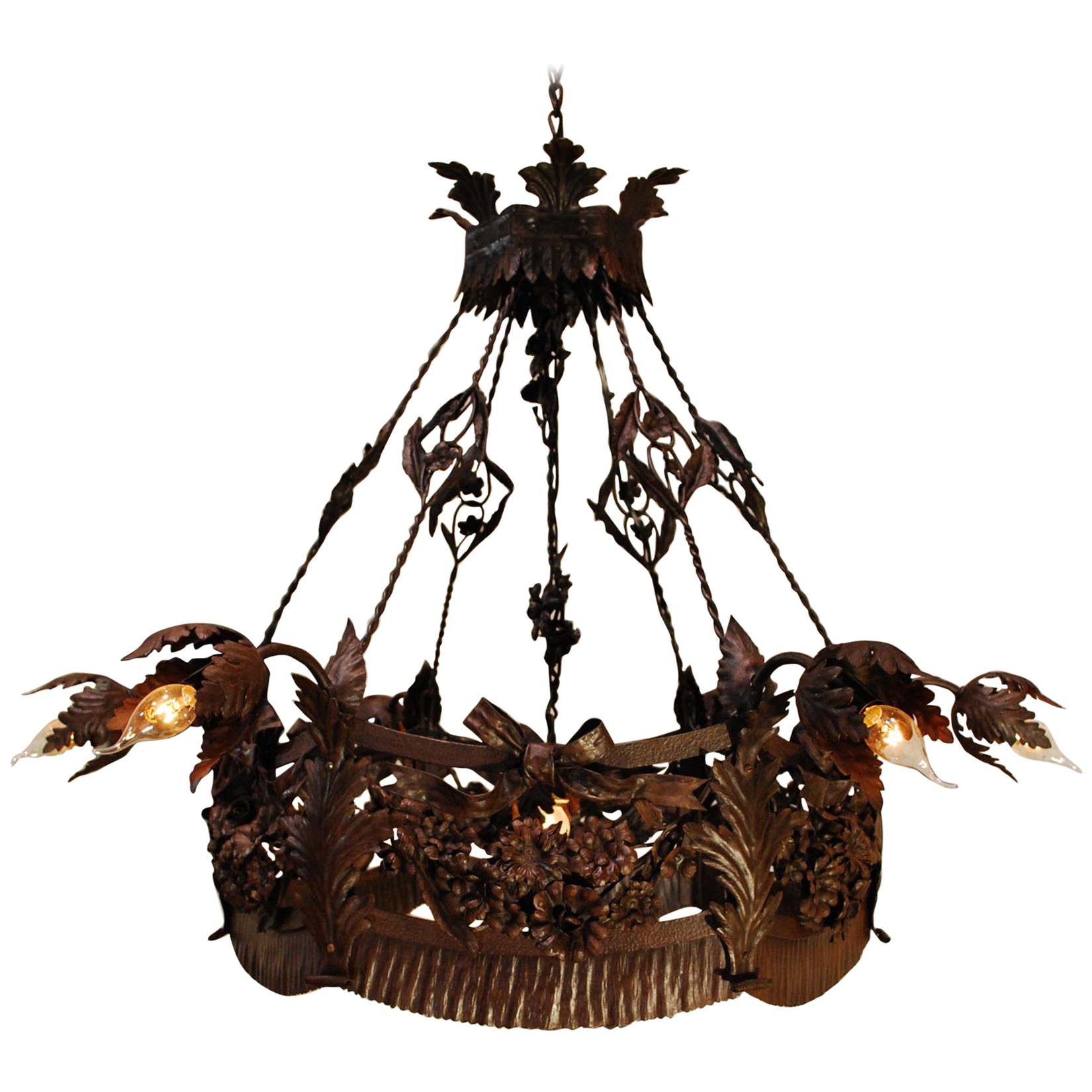 Lustre français ancien en fer forgé du XXe siècle avec feuilles et fleurs en vente