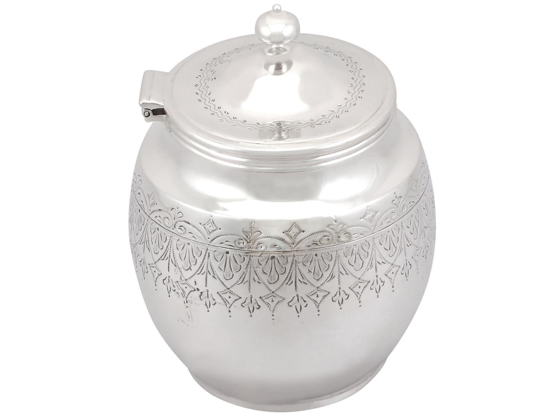 An exceptional, fine and impressive antique George V English sterling silver tea caddy; an addition to our silverware collection

This exceptional antique George V sterling silver tea caddy has an oval rounded form.

The surface of this
