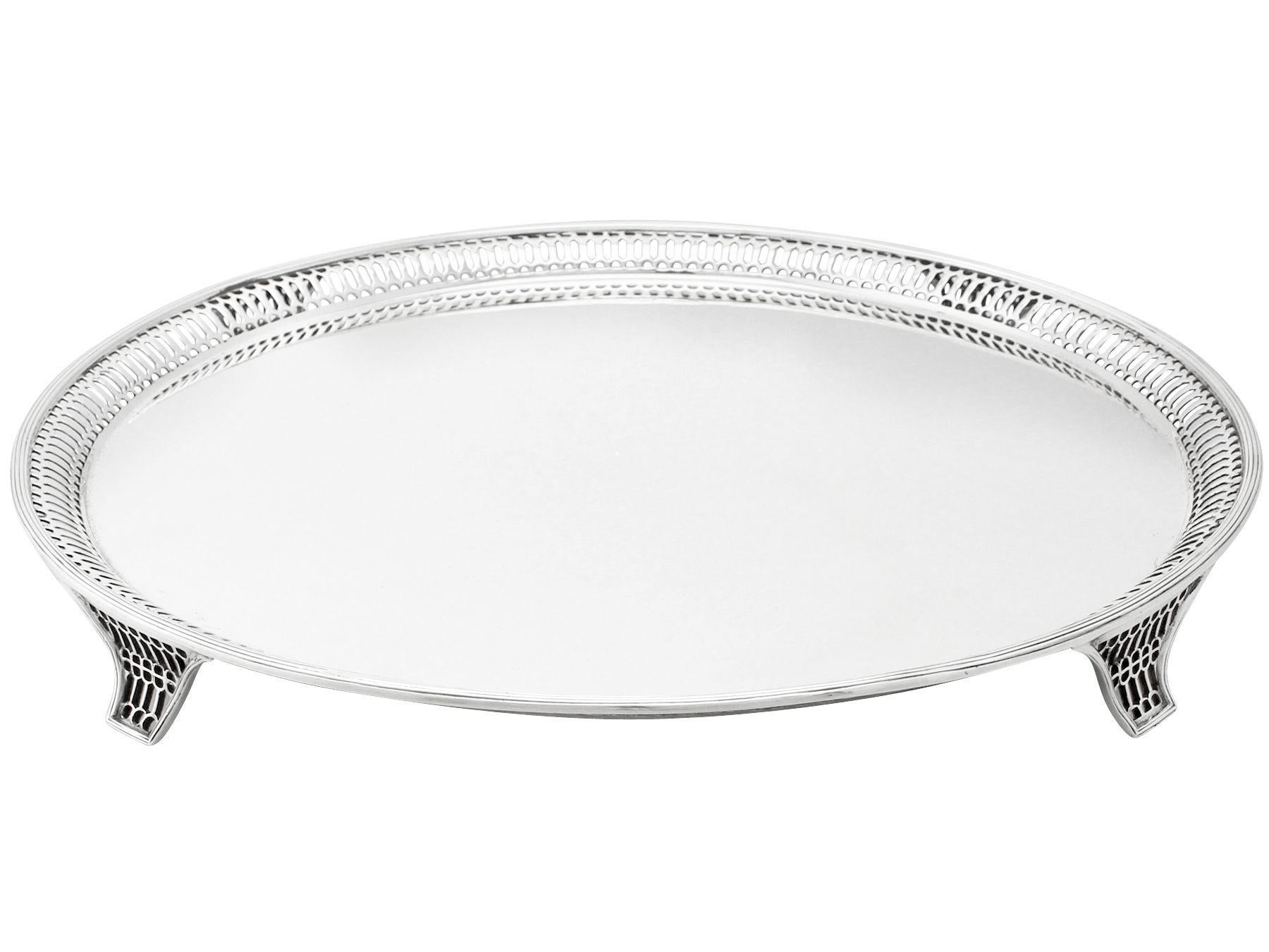 An exceptional, fine and impressive, antique George V English sterling silver salver; part of our dining silverware collection.

This exceptional antique sterling silver salver has a plain circular form.

The surface of this George V salver is