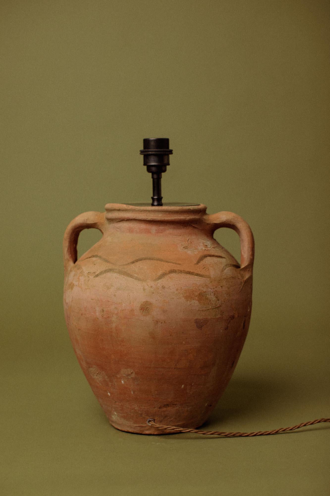 Primitif Lampe de table antique du 20e siècle en terre cuite turque fabriquée à la main en vente