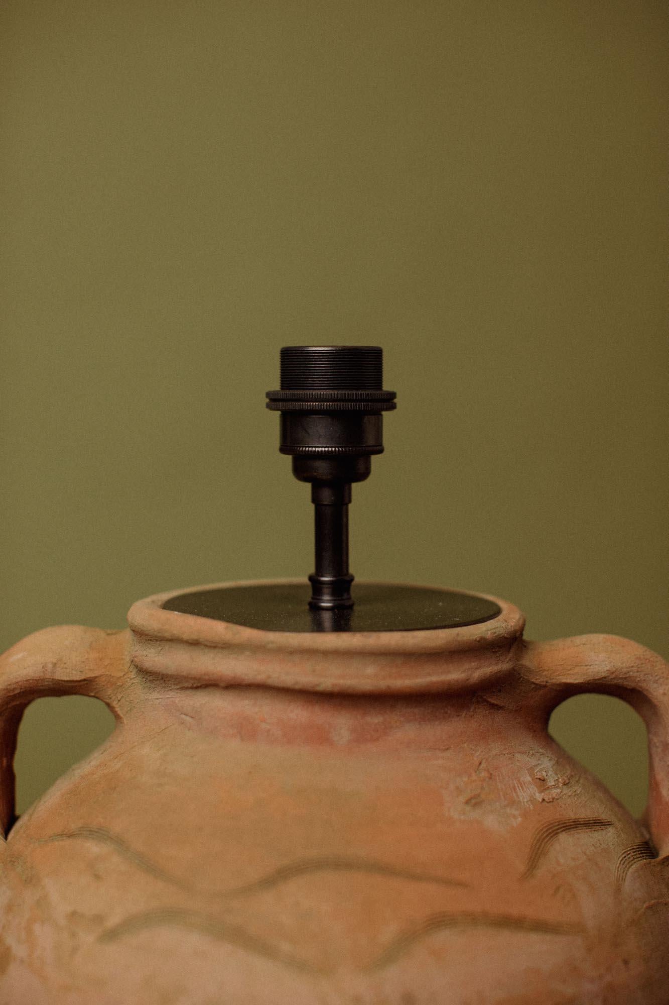 Turc Lampe de table antique du 20e siècle en terre cuite turque fabriquée à la main en vente