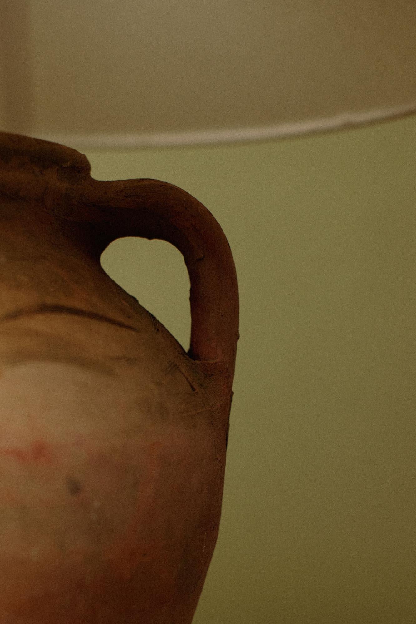 Sculpté à la main Lampe de table antique du 20e siècle en terre cuite turque fabriquée à la main en vente