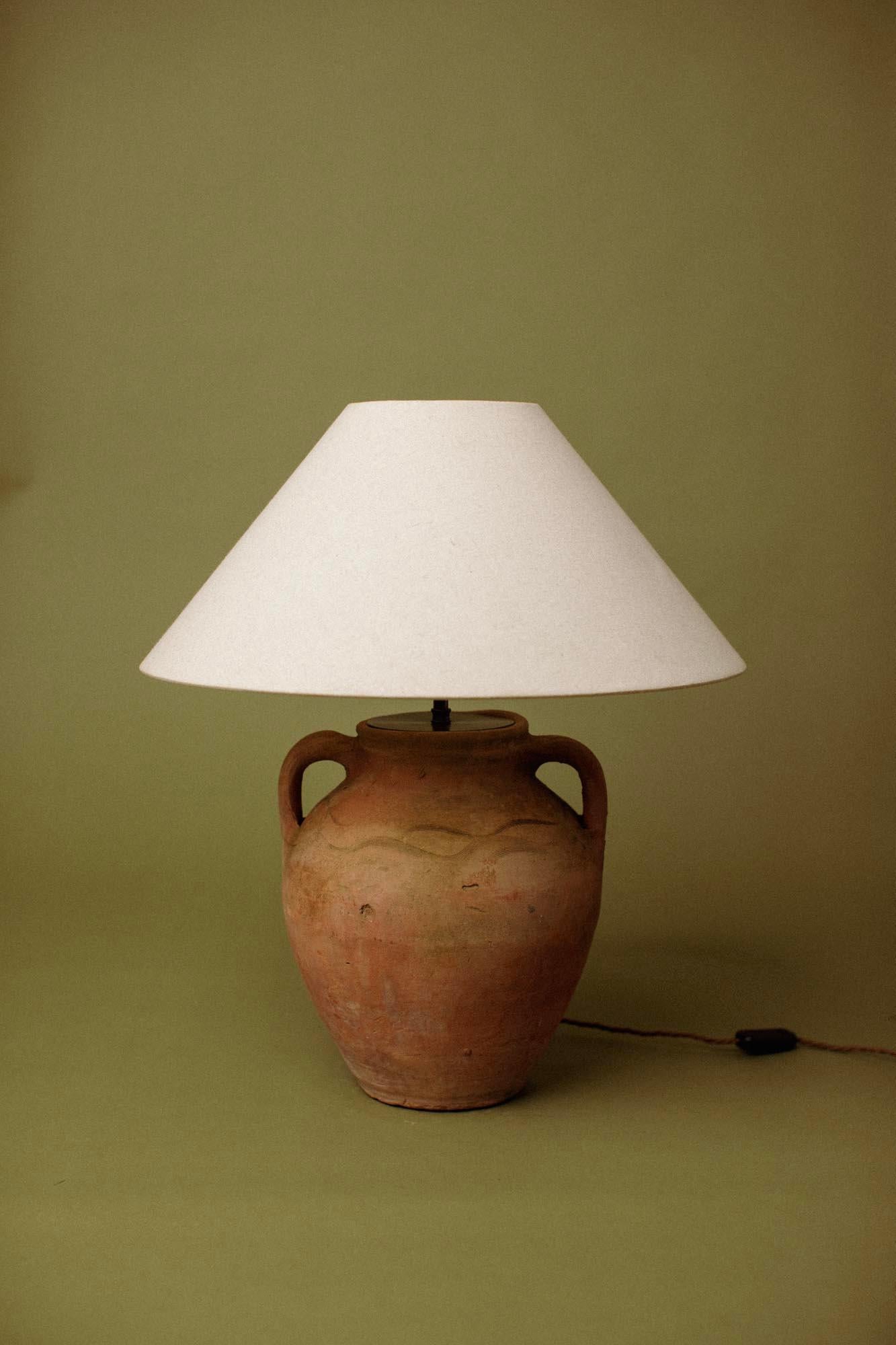 Milieu du XXe siècle Lampe de table antique du 20e siècle en terre cuite turque fabriquée à la main en vente