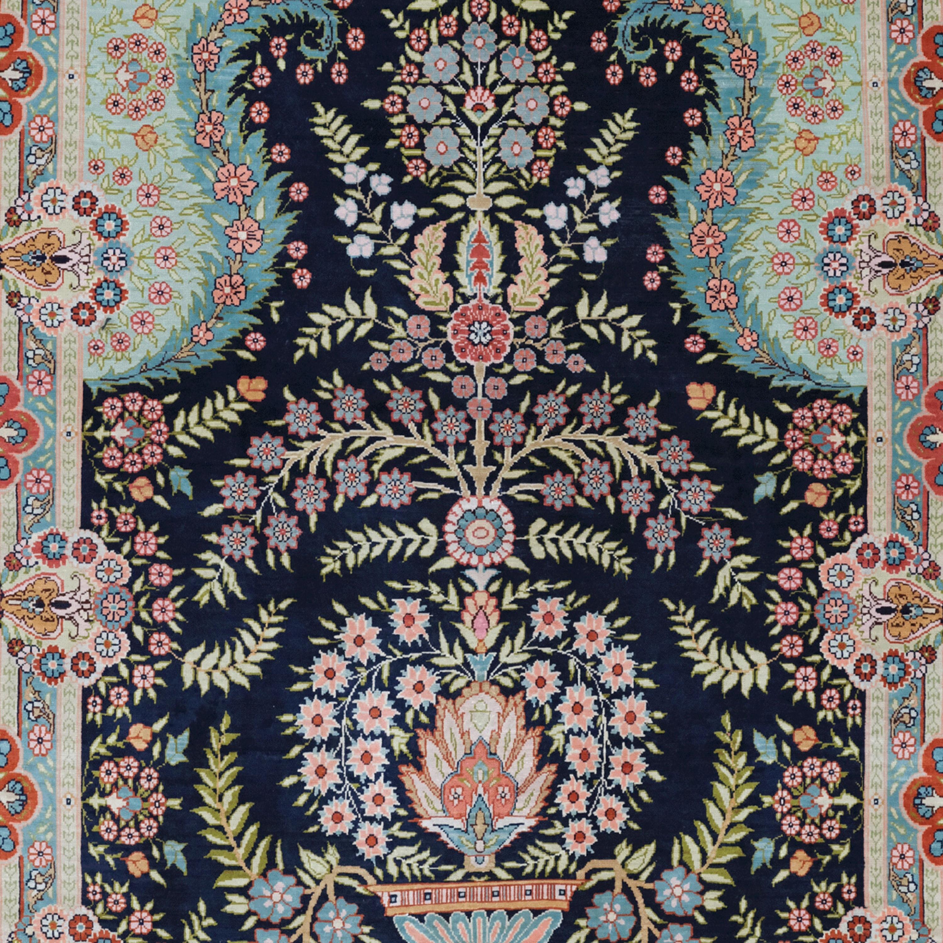 20th Century Antique Hereke Silk Rug - Antique Turkish Rug In Good Condition For Sale In Sultanahmet, 34