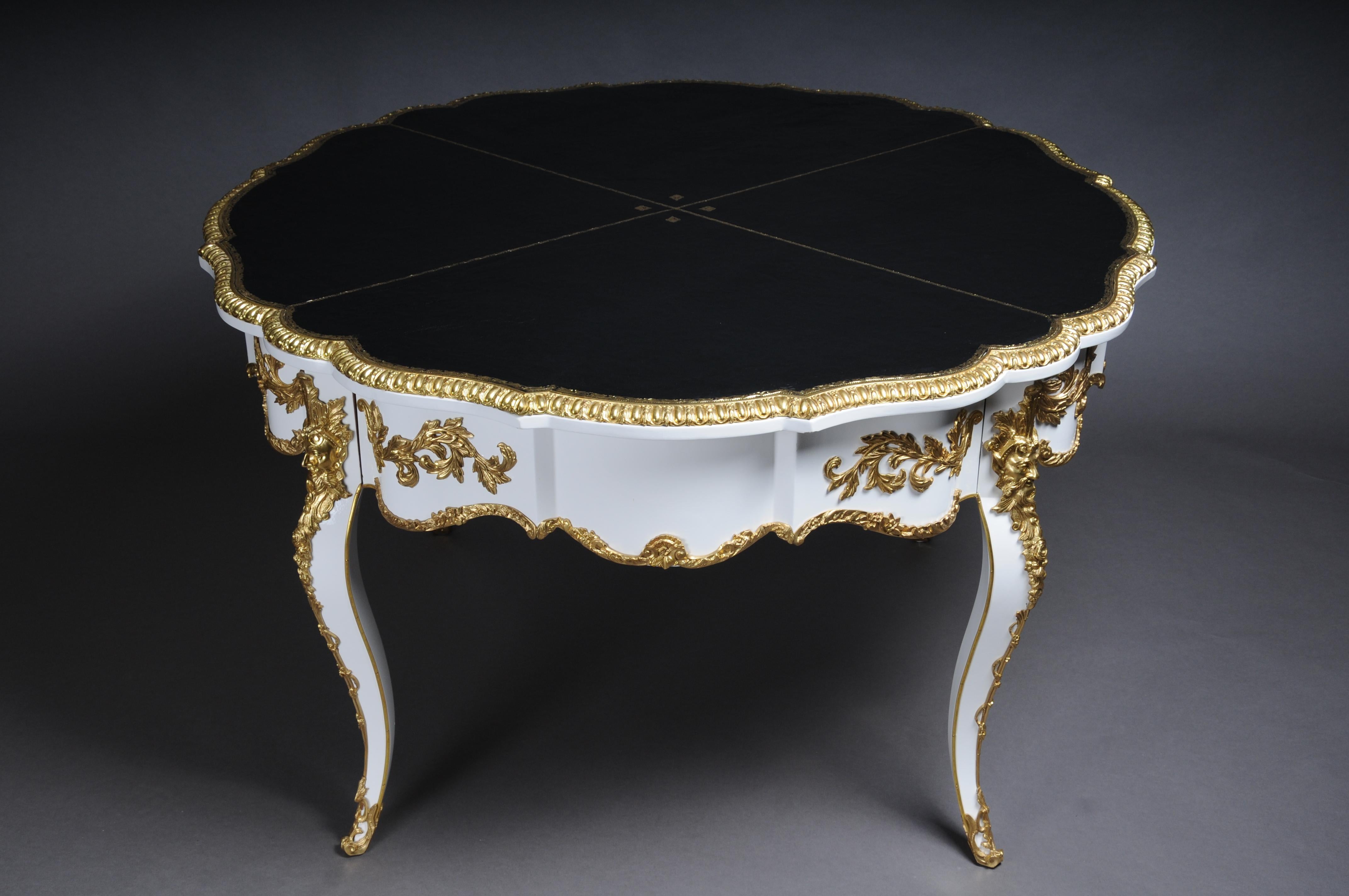 Majestuosa mesa de salón francesa de estilo Luis XV. Blanco pulido sobre madera de pino maciza. Grabados excepcionalmente finos, rocallas rotas decorativas, incrustaciones de acanto y detalles floridos. Sobre dos imponentes máscaras de diablos