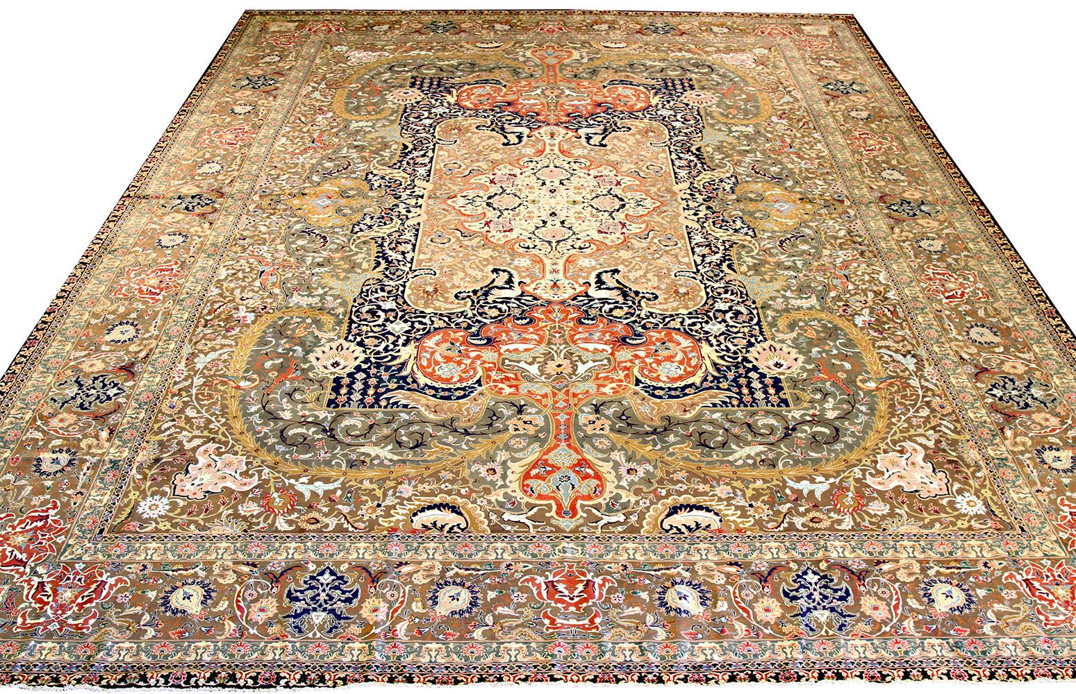 Antiker Perserteppich, handgewebt aus feinster Schafswolle und gefärbt mit natürlichen Pflanzenfarben, die für Menschen und Haustiere unbedenklich sind. Es handelt sich um ein traditionelles Tabriz-Gewebe mit einem schönen und außergewöhnlichen
