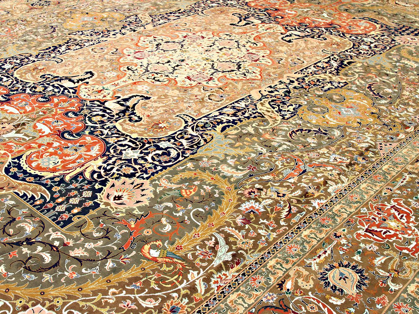antiker übergroßer persischer Täbris-Teppich des 20. Jahrhunderts mit bunten Blumendetails (Tabriz) im Angebot