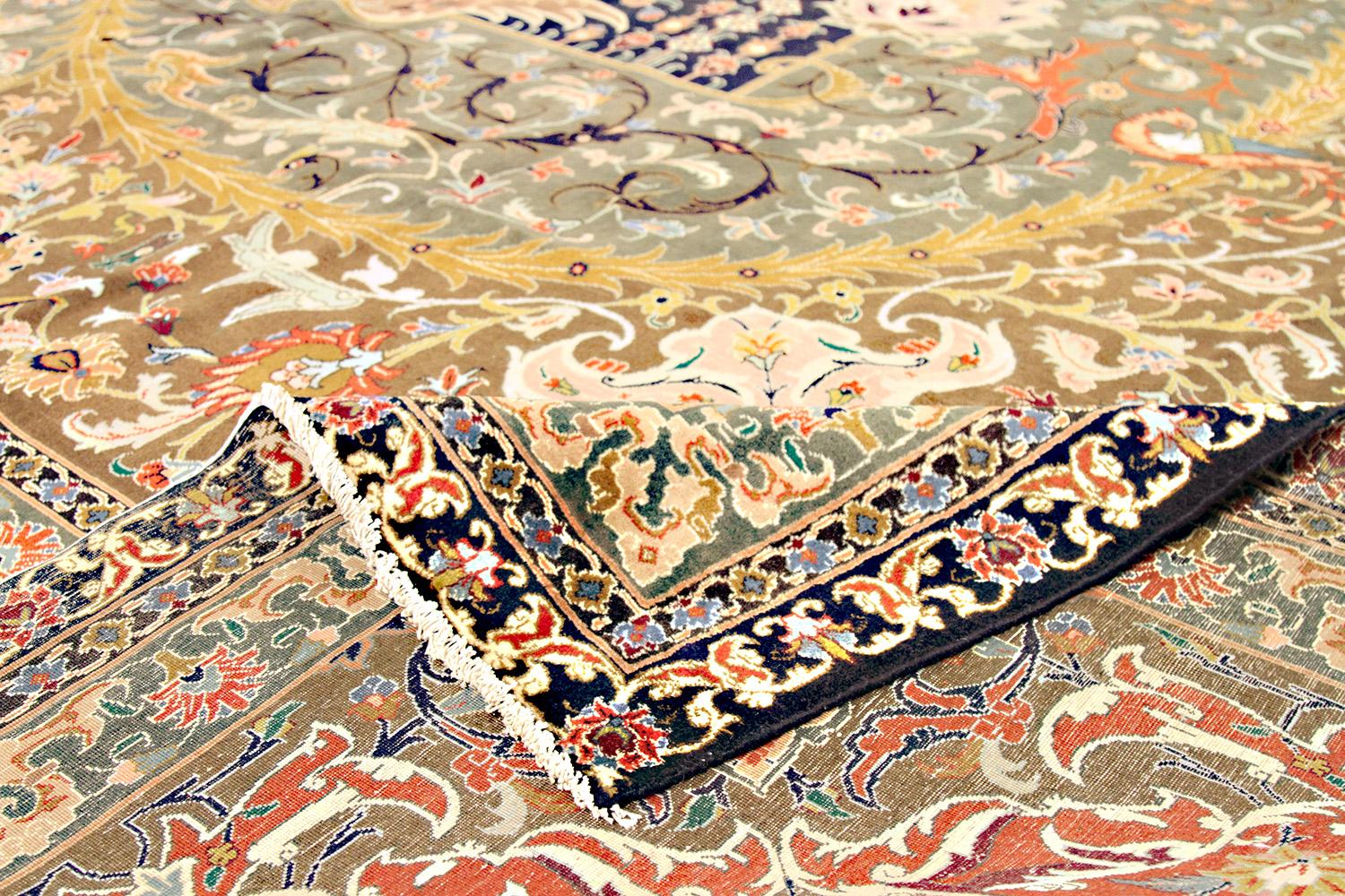 antiker übergroßer persischer Täbris-Teppich des 20. Jahrhunderts mit bunten Blumendetails (Persisch) im Angebot