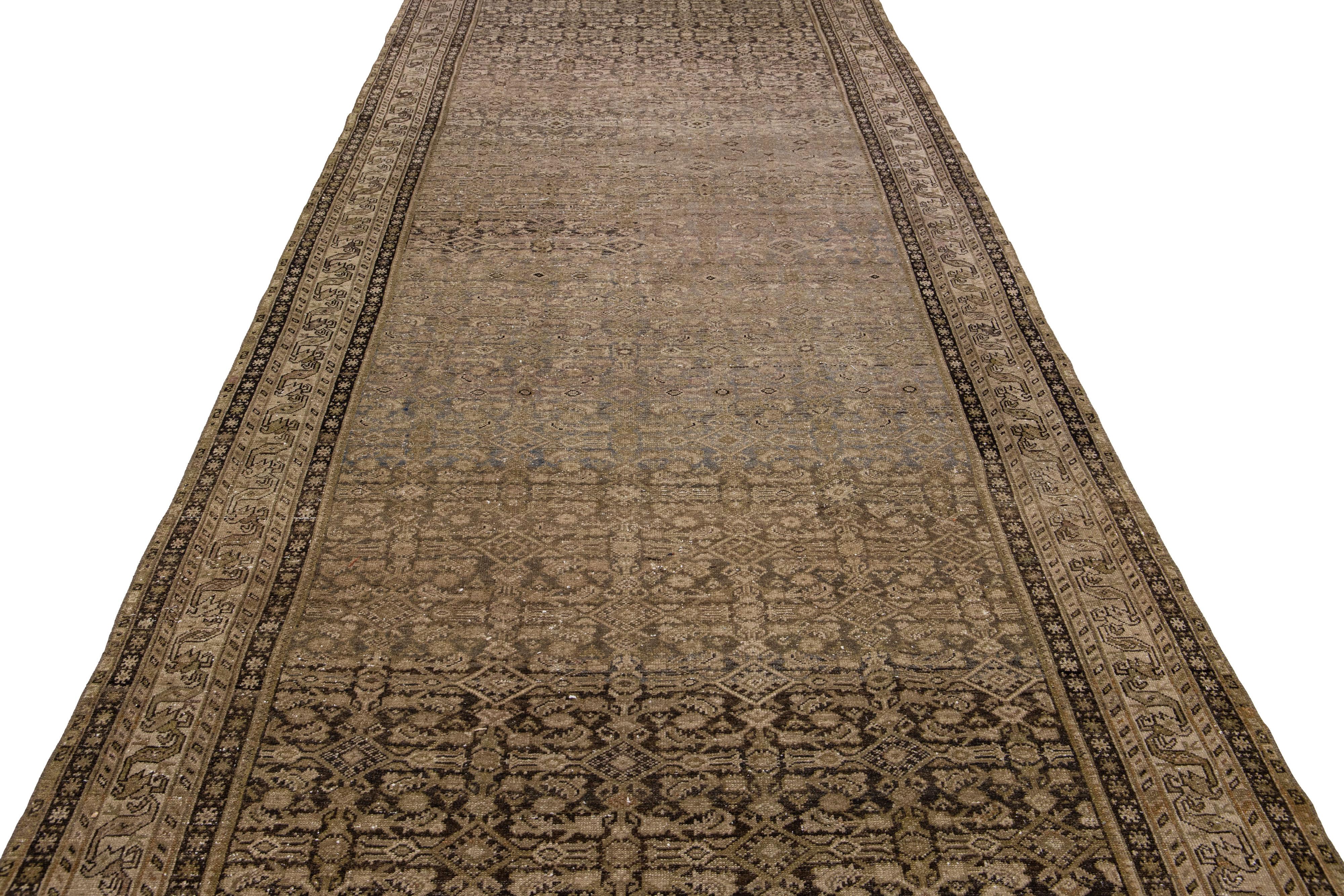 Perse Tapis persan ancien du 20e siècle, Malayer, fait à la main, à motifs variés, en laine de couleur havane. en vente