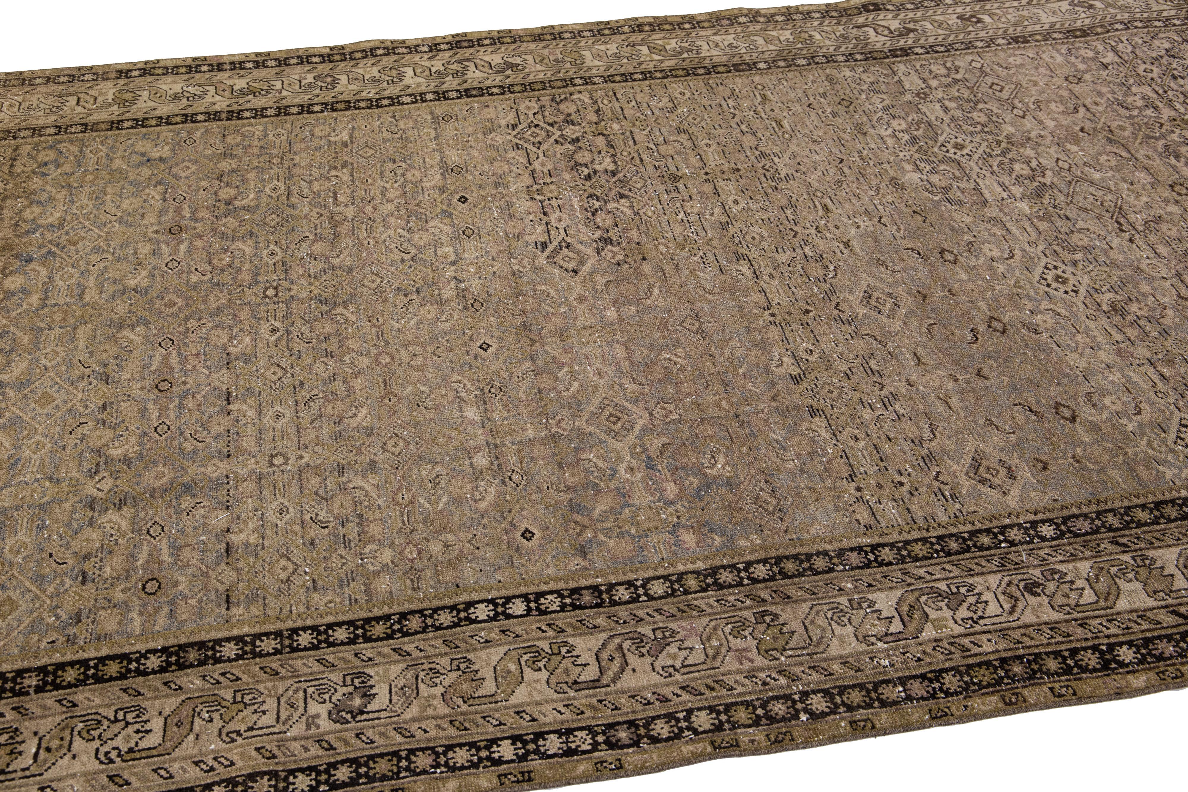 20ième siècle Tapis persan ancien du 20e siècle, Malayer, fait à la main, à motifs variés, en laine de couleur havane. en vente