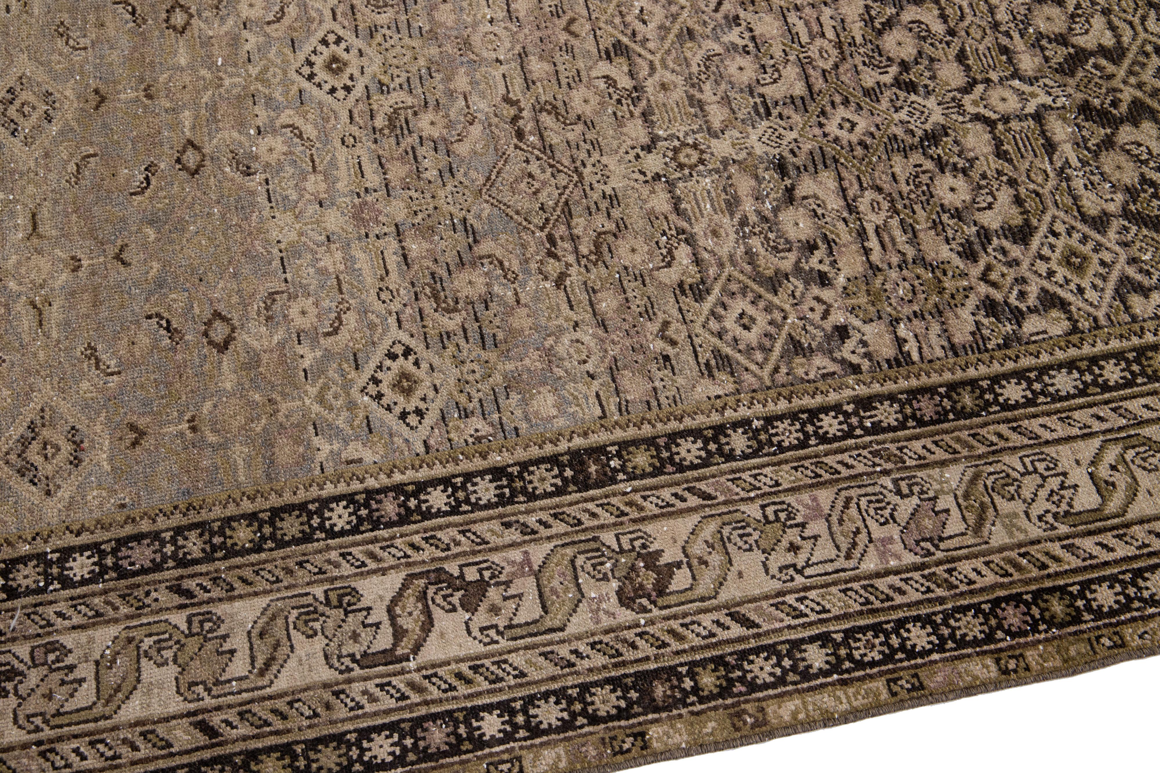 Laine Tapis persan ancien du 20e siècle, Malayer, fait à la main, à motifs variés, en laine de couleur havane. en vente