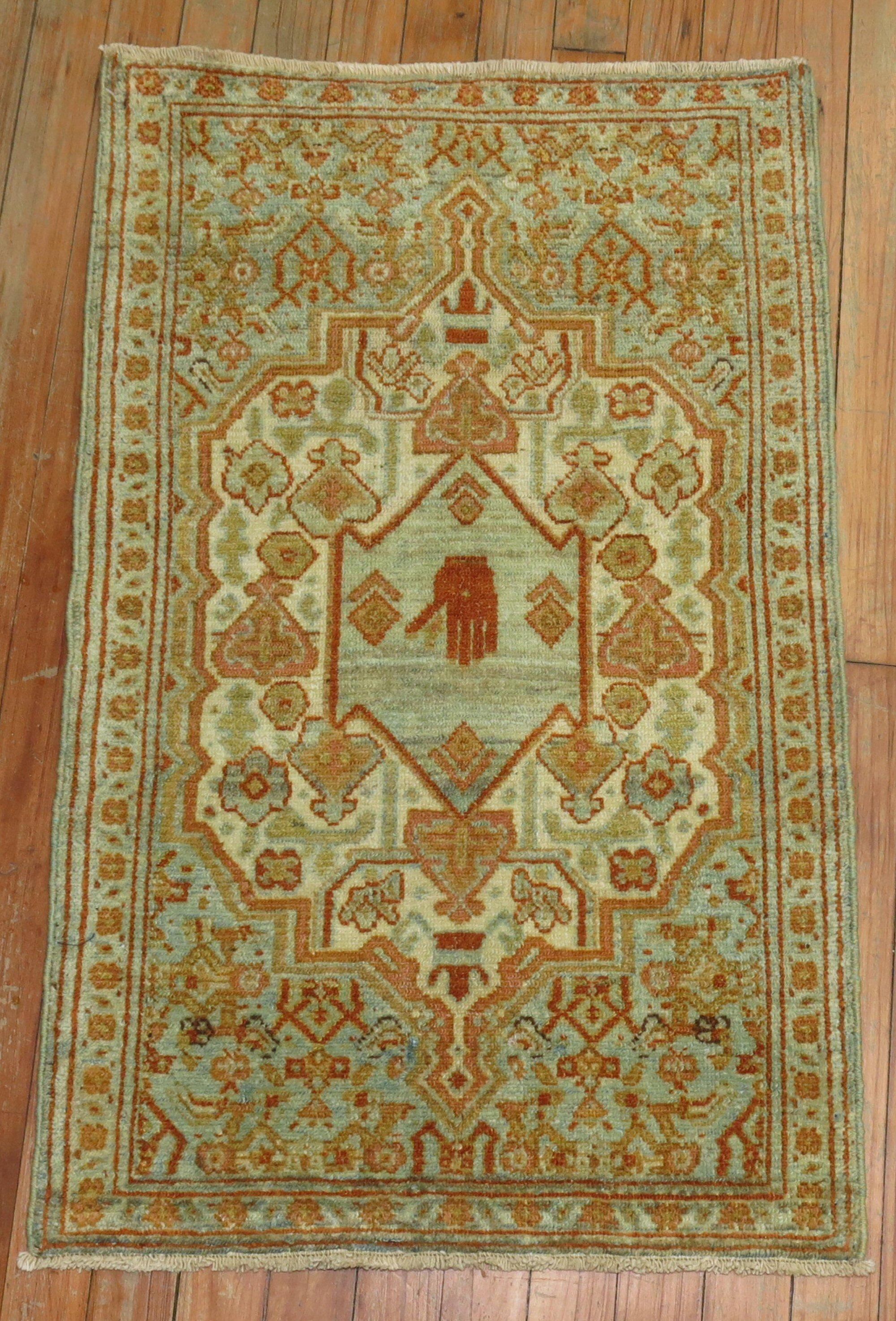 Alfombra Persa Oriental Antigua del Siglo XX Alfombra de Tamaño Mate con un Gesto de la Mano artesano estadounidense en venta