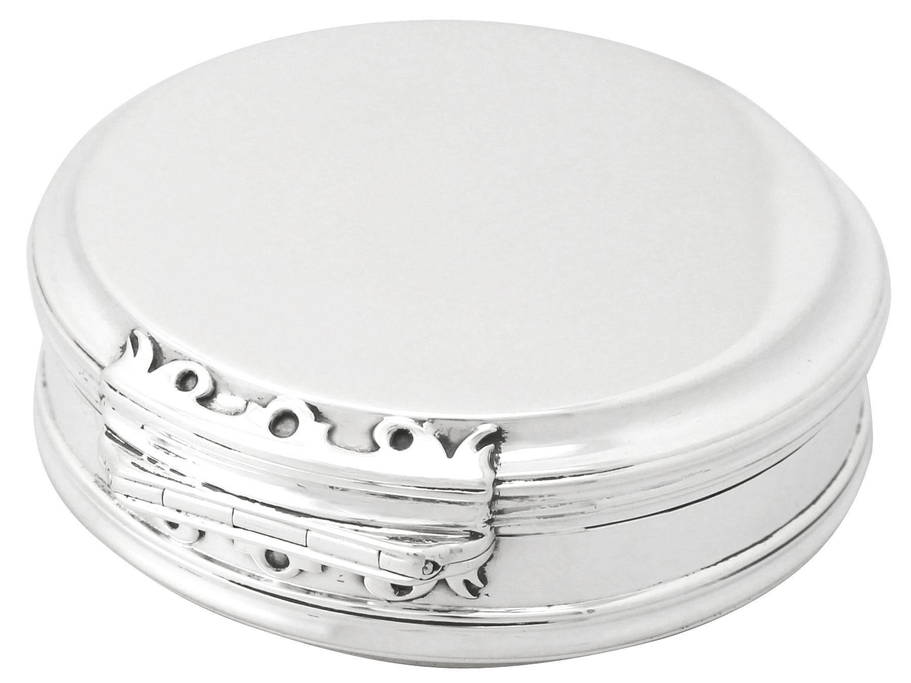 An exceptional, fine and impressive antique George V English sterling silver box made in the George I style, an addition to our ornamental silverware collection.

This exceptional antique George V sterling silver box has a plain circular form in