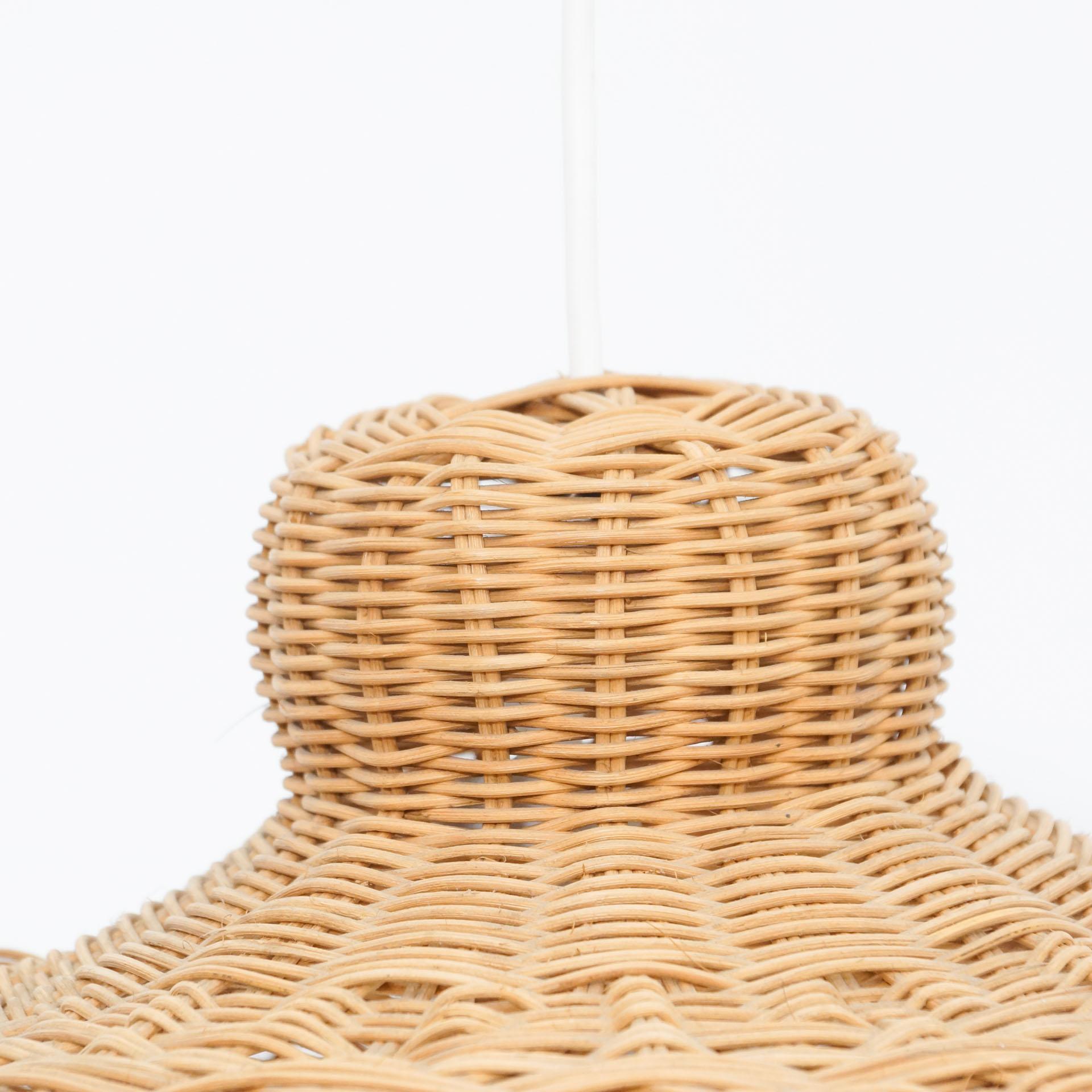 Plafonnier ancien en rotin du 20e siècle.  Par un fabricant inconnu, Espagne.    En état d'origine, avec une usure mineure conforme à l'âge et à l'utilisation, préservant une belle patine.    Matériaux :  Rotin    Dimensions :  ø 39,5 cm x H 15 cm.