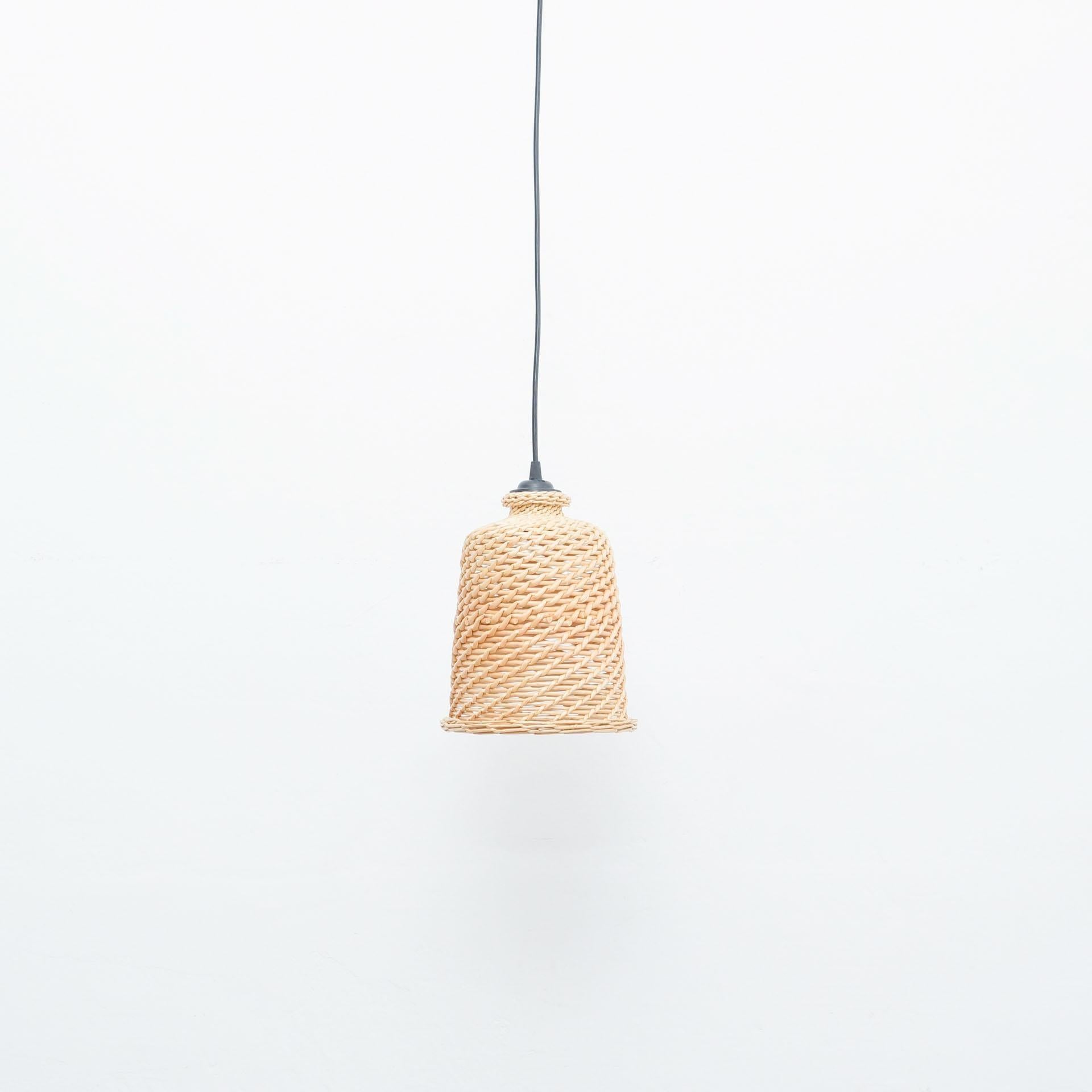 Plafonnier ancien en rotin du 20e siècle.  Par un fabricant inconnu, Espagne.    En état d'origine, avec une usure mineure conforme à l'âge et à l'utilisation, préservant une belle patine.    Matériaux :  Rotin    Dimensions :  ø 21 cm x H 30 cm.