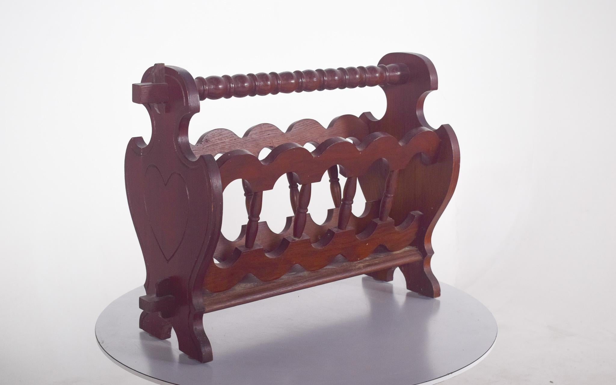 Wooden magazine rack, with turned details. It has four external columns turned in a spiral, with simpler vertical rods delimiting the internal compartments, designed to store magazines, newspapers or even musical scores, keeping them organized and