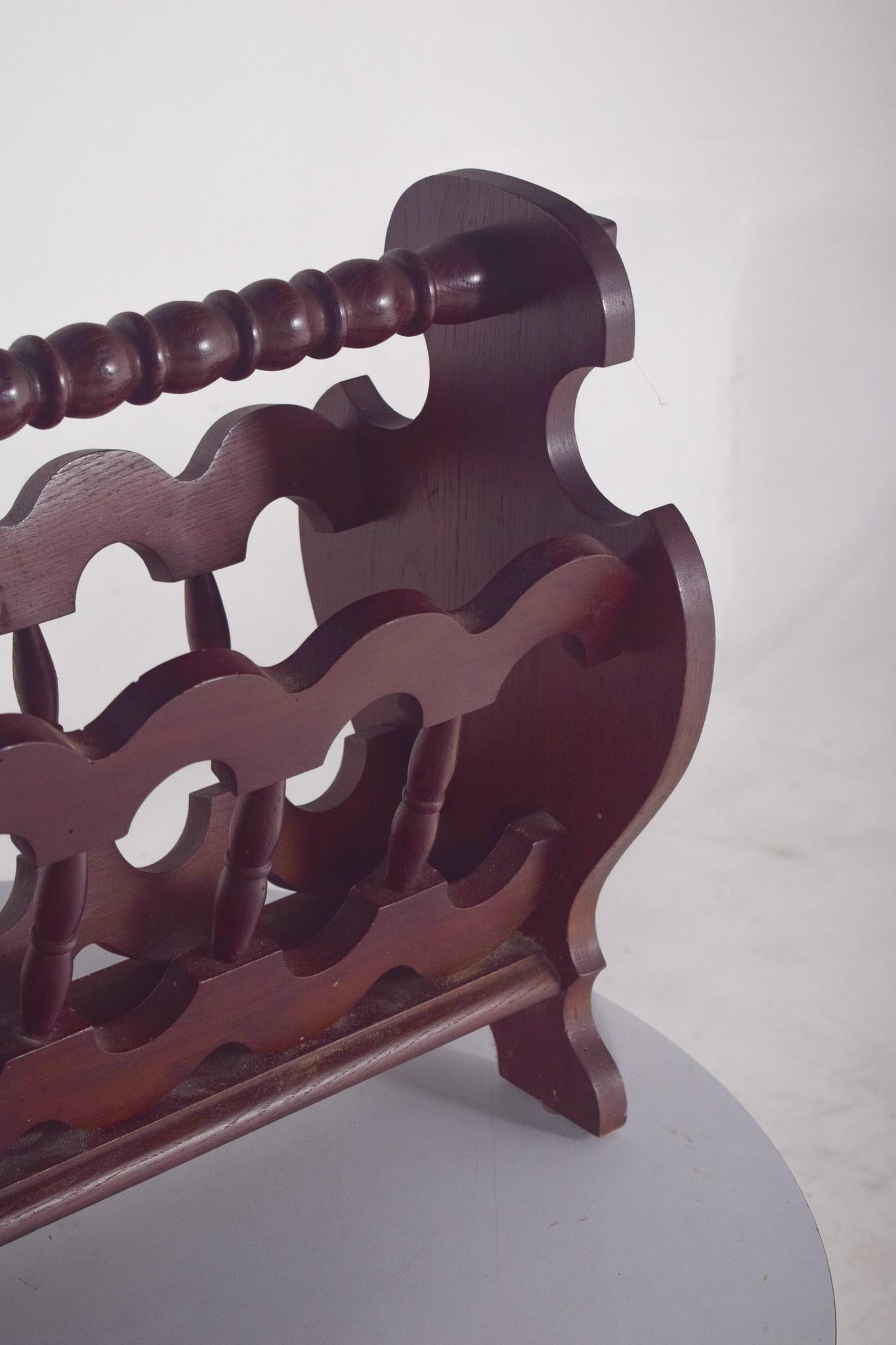 20th Century Antique Rustic Oak Magazine Rack In Good Condition For Sale In Lisboa, Lisboa