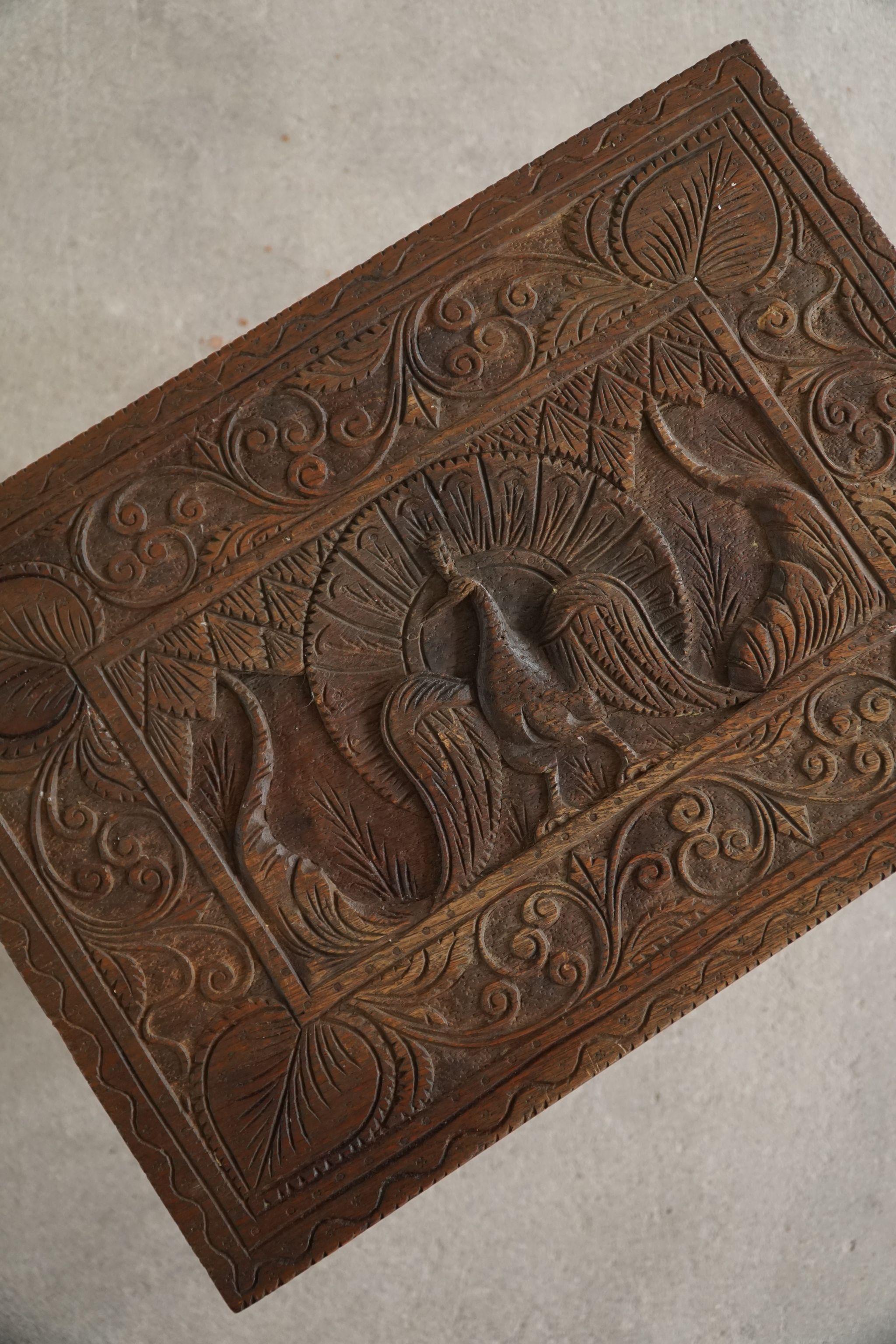 Antiker skulpturaler orientalischer Beistelltisch aus massiver Eiche aus dem 20. Jahrhundert, Wabi Sabi im Angebot 3