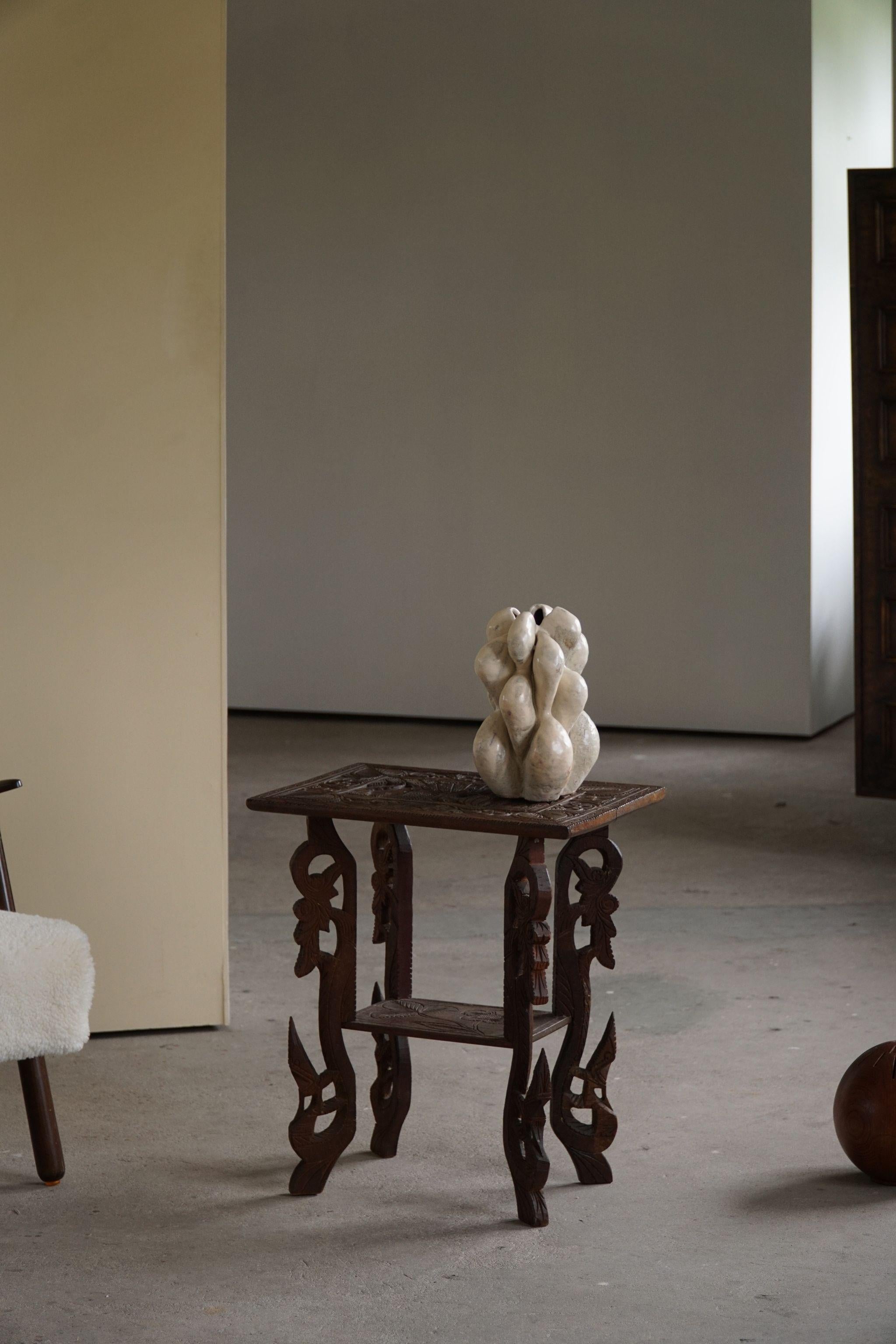 Ein dekorativer Beistelltisch aus Eiche mit 4 Beinen. Hergestellt auf dem Land von einem unbekannten Tischler, wahrscheinlich aus Indien. Hergestellt im frühen 20. Jahrhundert. Ein niedlicher Vintage-Wabi-Sabi-Artikel, der sich gut für die moderne
