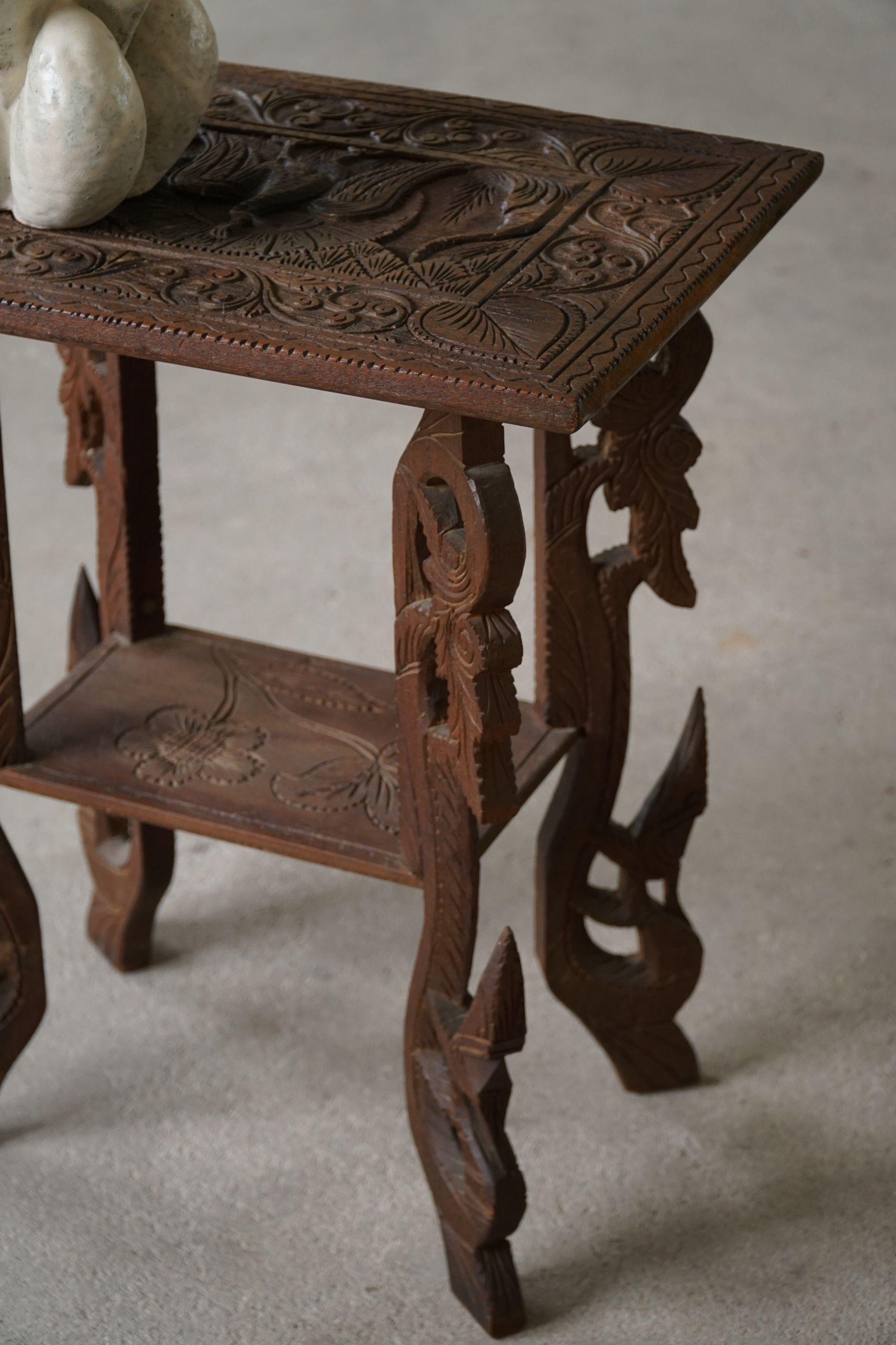 Baroque Table d'appoint orientale sculpturale et ancienne du 20ème siècle en chêne massif, Wabi Sabi en vente
