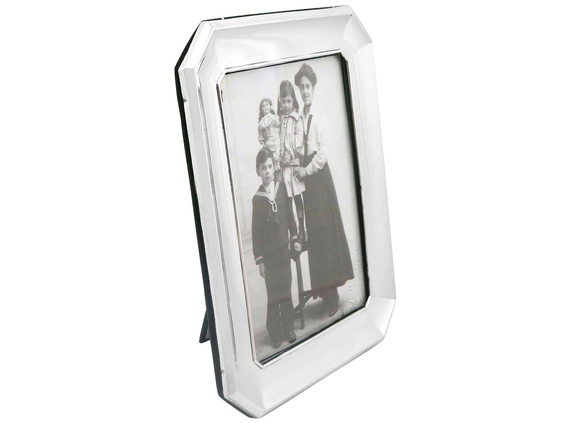 British 1910s English Sterling Silver Photograph Frame For Sale