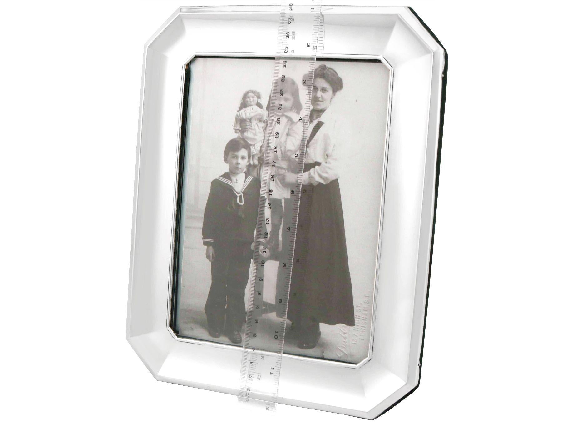 1910s English Sterling Silver Photograph Frame For Sale 4