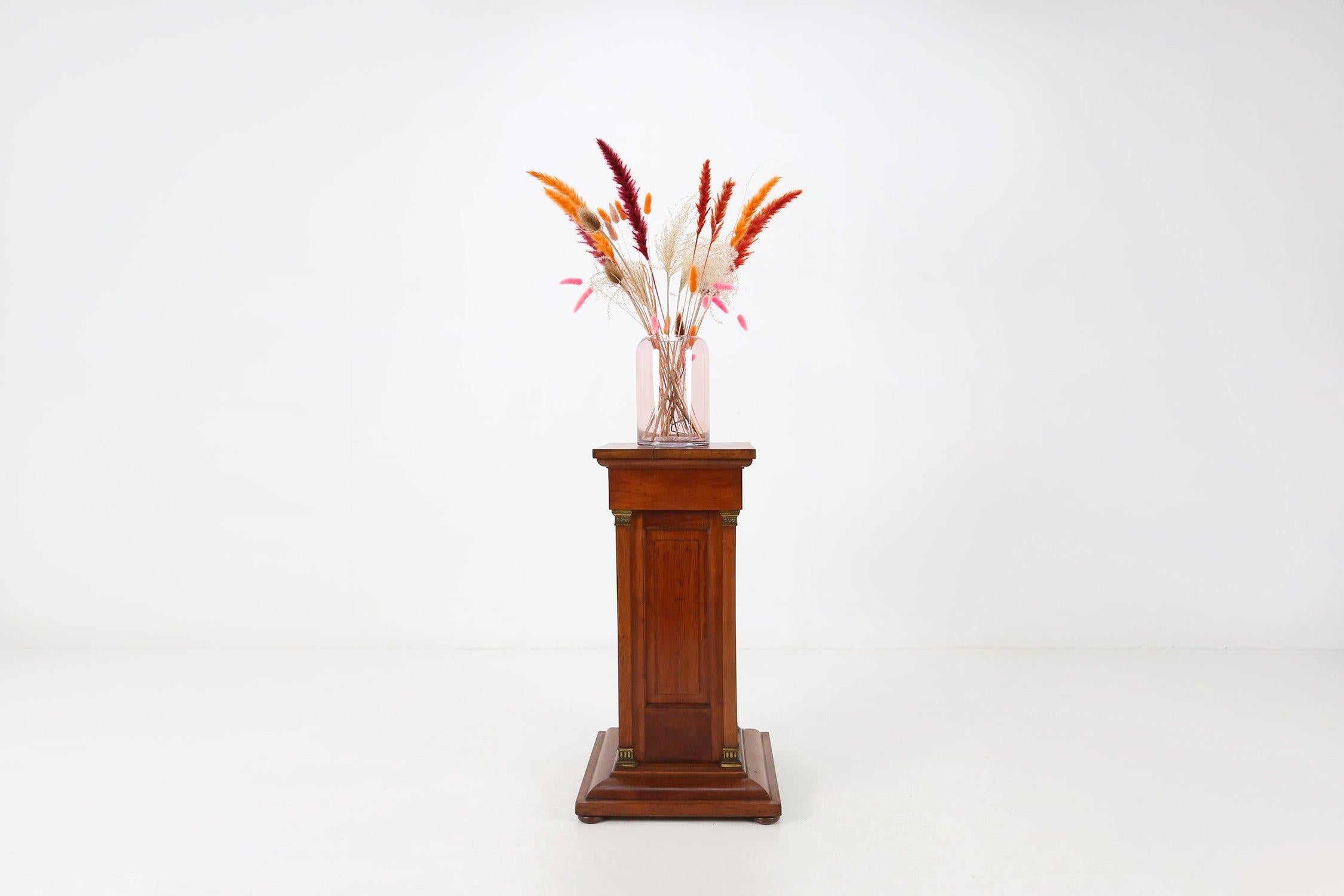 Siglo XX Consola o pedestal de latón y madera de estilo antiguo en venta 3